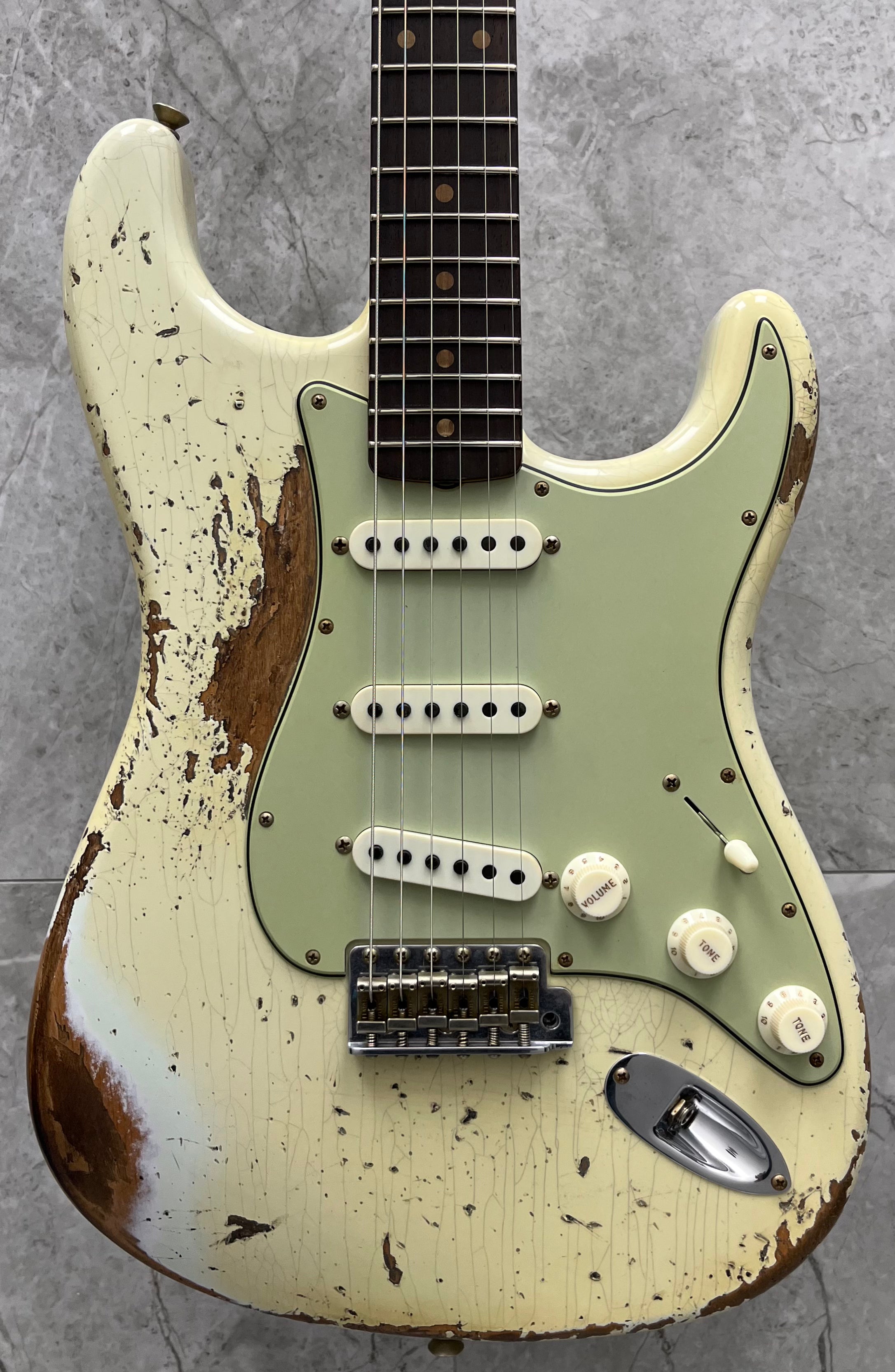 Fender USA Custom Shop Special Run 62/63 Stratocaster Super Heavy Relic Tomatillo Green 9231017115 SERIAL NUMBER CZ585946 - 7 LBS 14 OZ