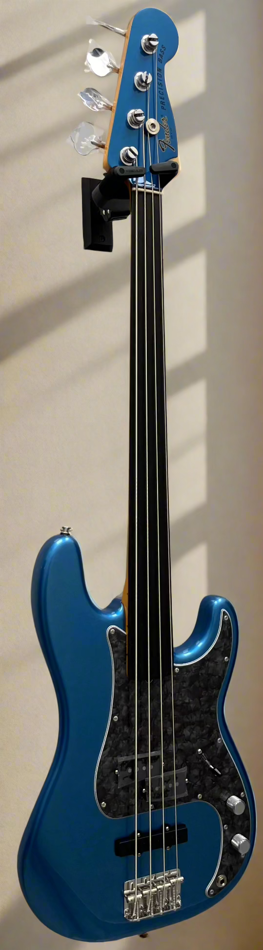 Fender USA Tony Franklin Fretless Precision Bass Ebony Fingerboard Lake Placid Blue 0190085802 SERIAL NUMBER US23110121 - 9.0 LBS