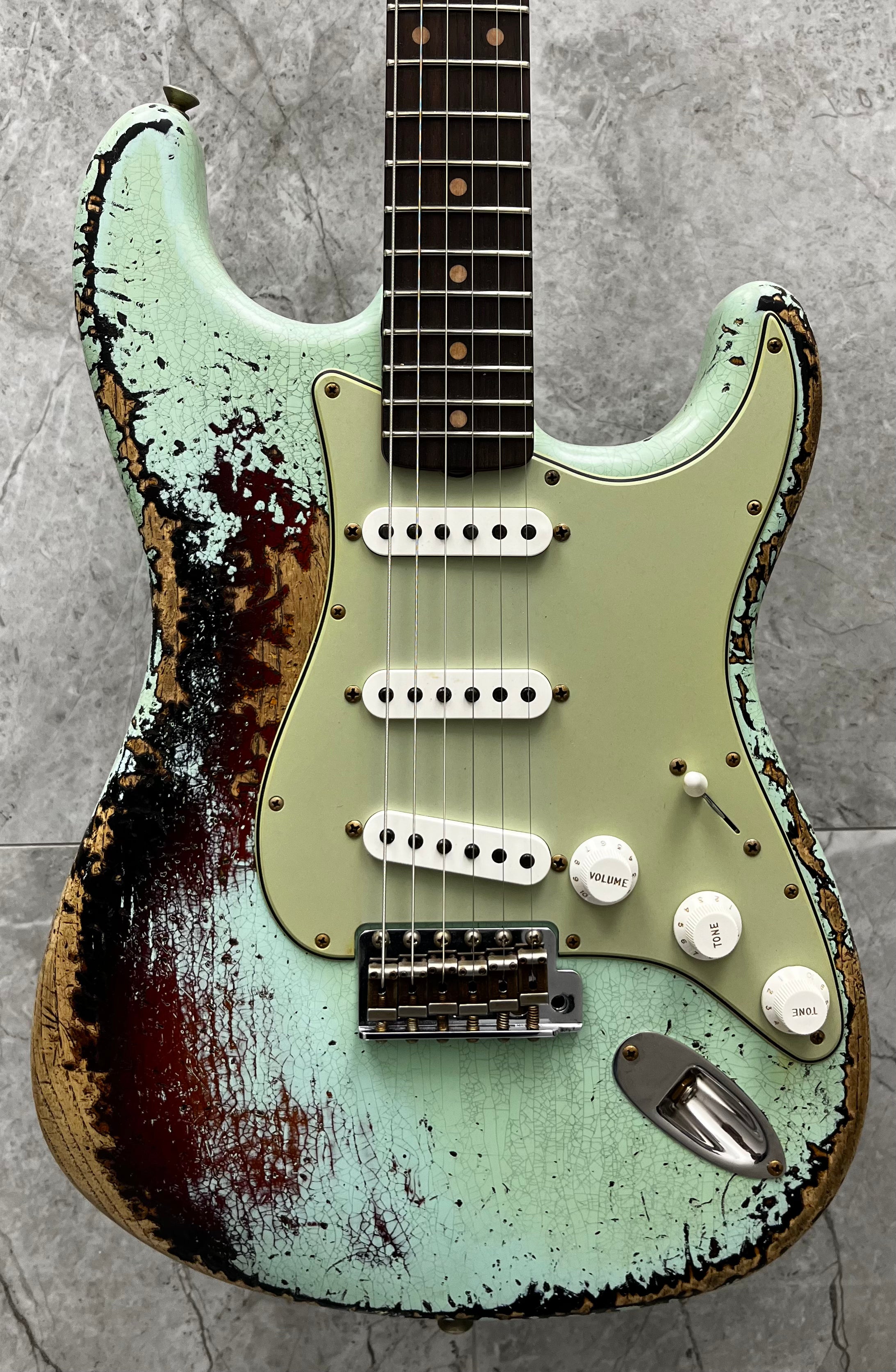 FENDER USA CUSTOM SHOP 1961 Stratocaster Super Heavy Relic, 3A Rosewood Fingerboard, Aged Surf Green over 3-Color Sunburst 9231016779 SERIAL NUMBER CZ590492 - 7 LBS 6 OZ