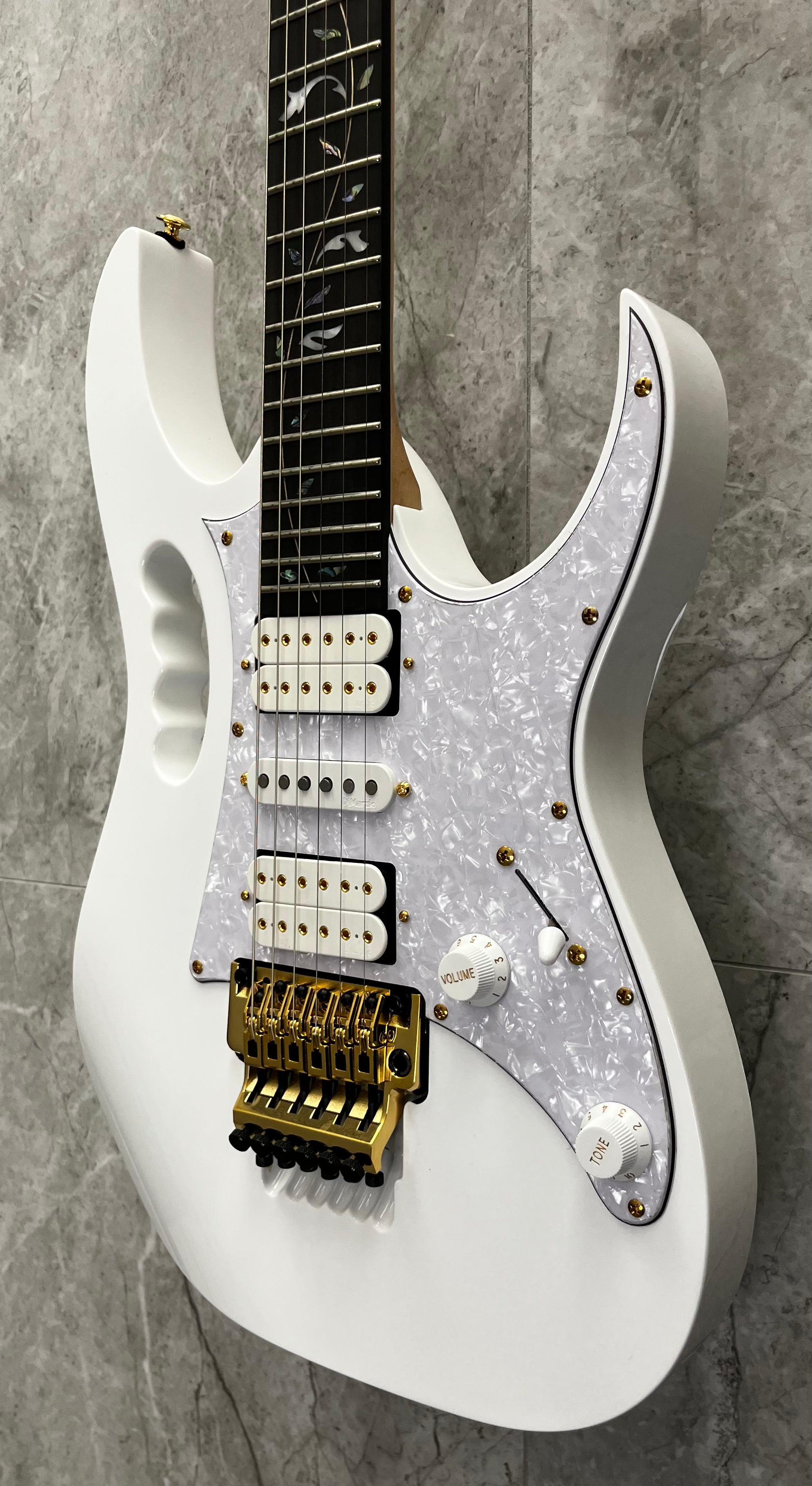 IBANEZ JEM7VP WH JEM Premium STEVE VAI 6 STRING WITH GIG BAG WHITE SERIAL NUMBER I260207683 - 7 LBS 10 OZ