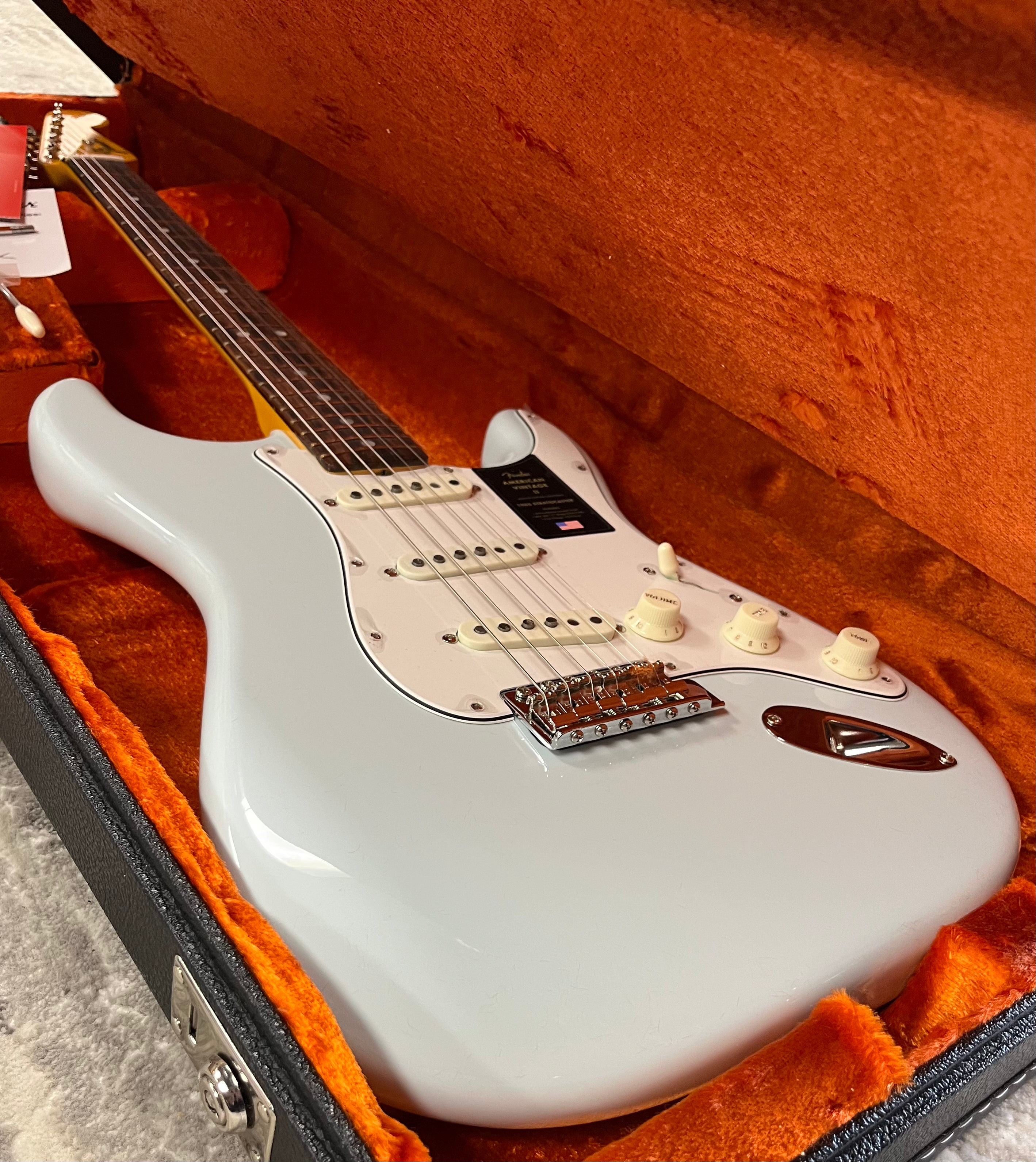 FENDER American Vintage II 1965 Stratocaster Round-Lam Rosewood Fingerboard, Sonic Blue 0110280872 SERIAL NUMBER V2551227 - 8.2 LBS