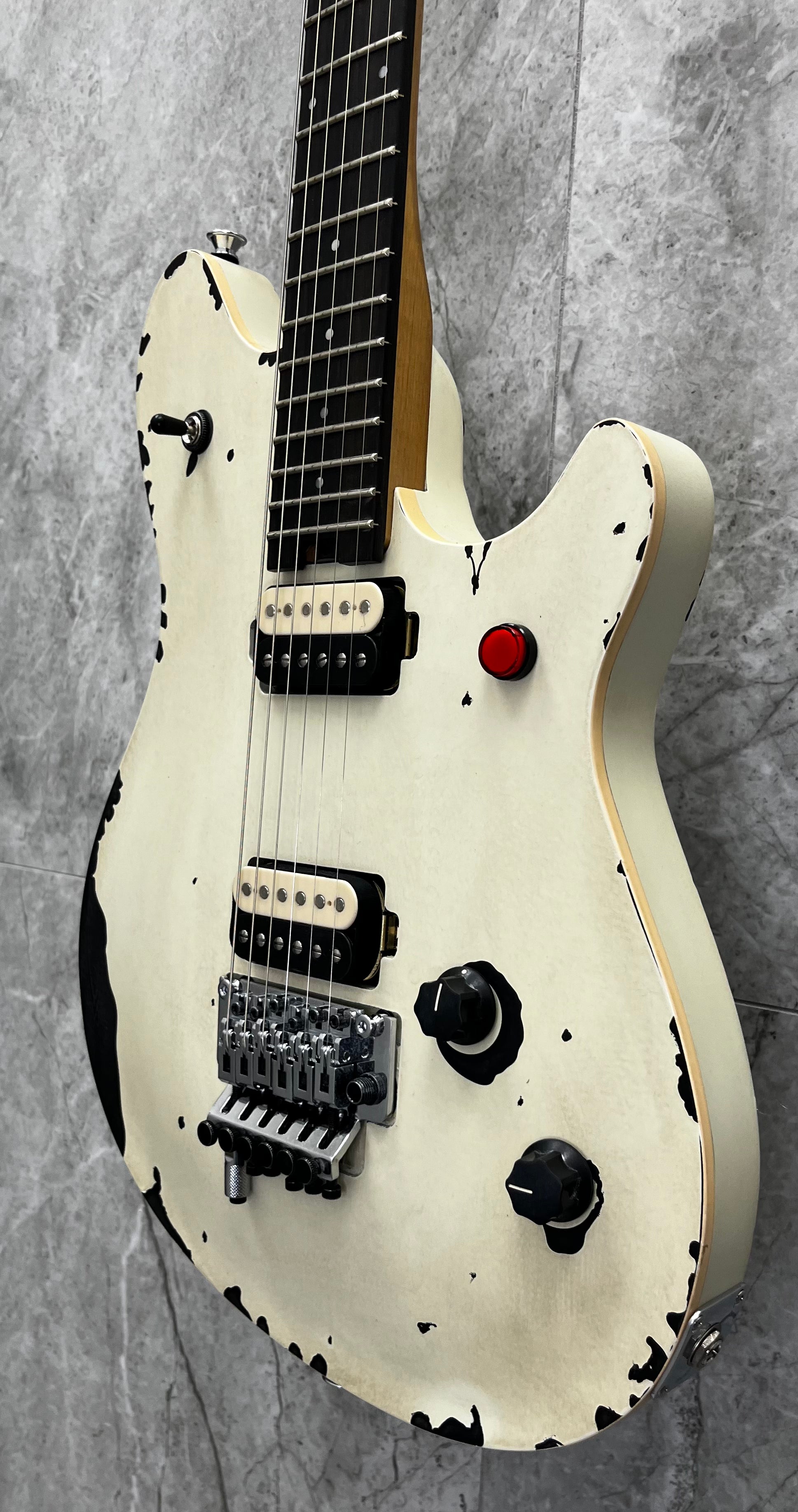 EVH Limited Edition 2015 Tour Relic Wolfgang Special Striped Series, Ebony Fingerboard, Distressed Ivory 5107015300 SERIAL NUMBER WG251470M - 7 LBS 3 OZ