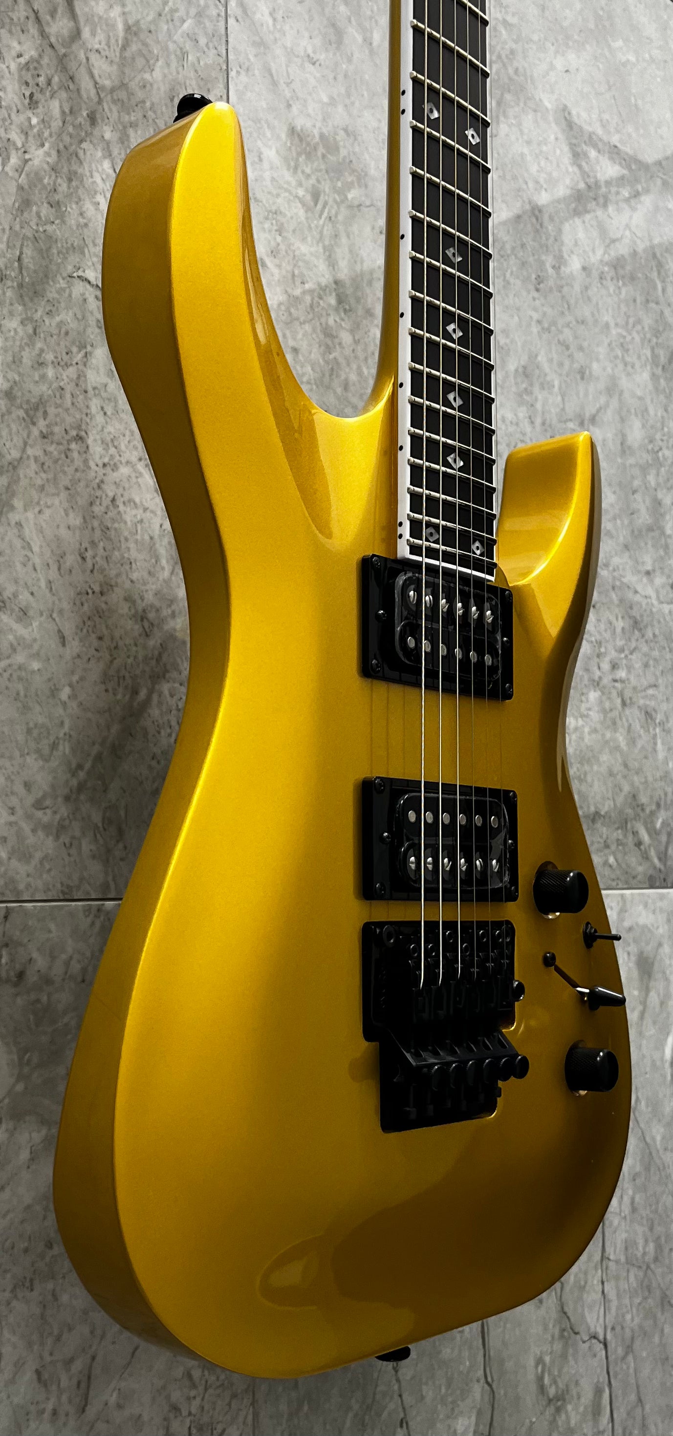 Kramer 50th Anniversary SM-1 HH Electric Guitar with Gig bag - Anniversary Gold K50SM SERIAL NUMBER 26012901345 - 6 LBS 9 OZ