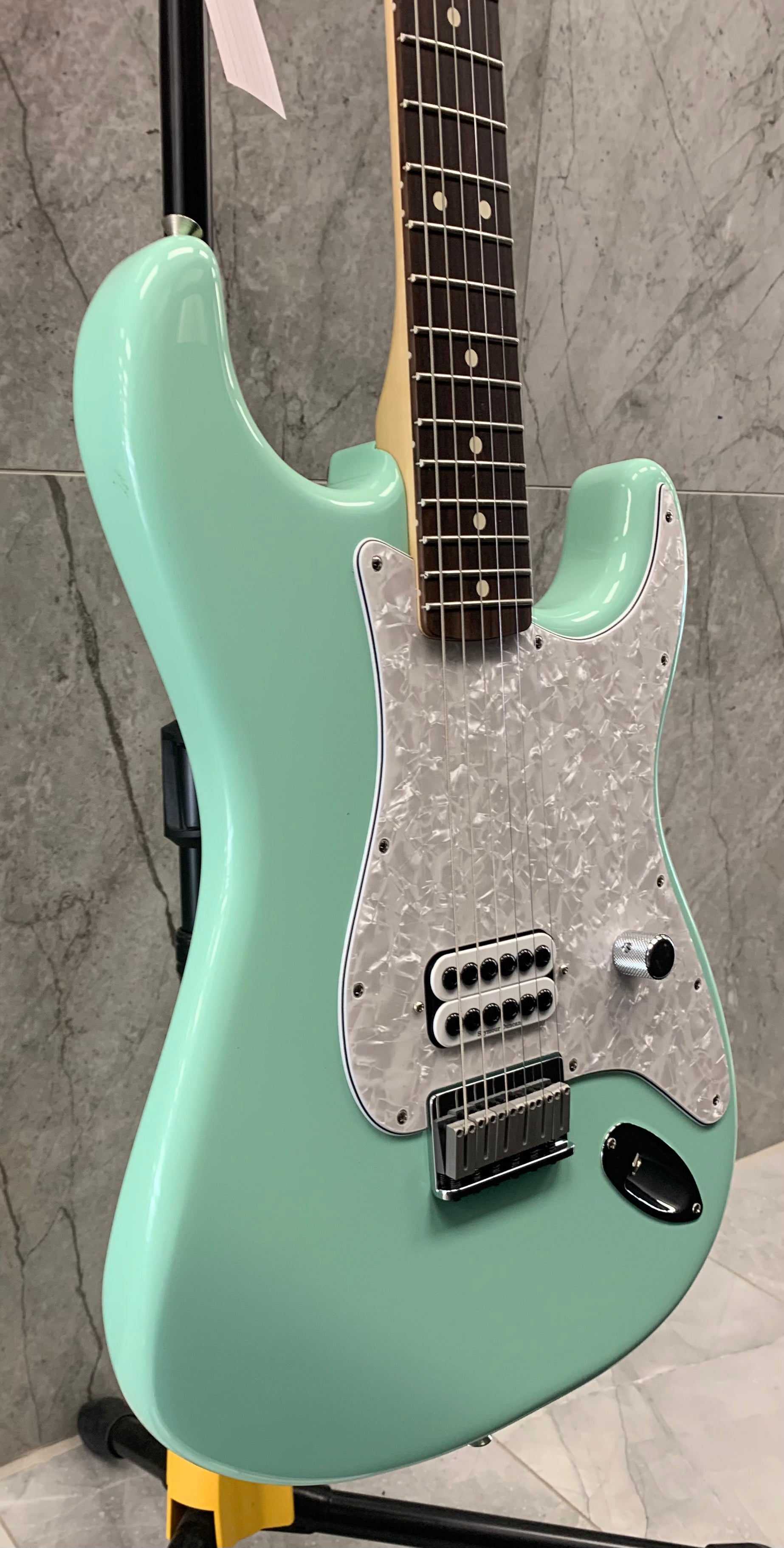 FENDER Limited Edition Tom Delonge Stratocaster Rosewood Fingerboard Surf Green 0148020357