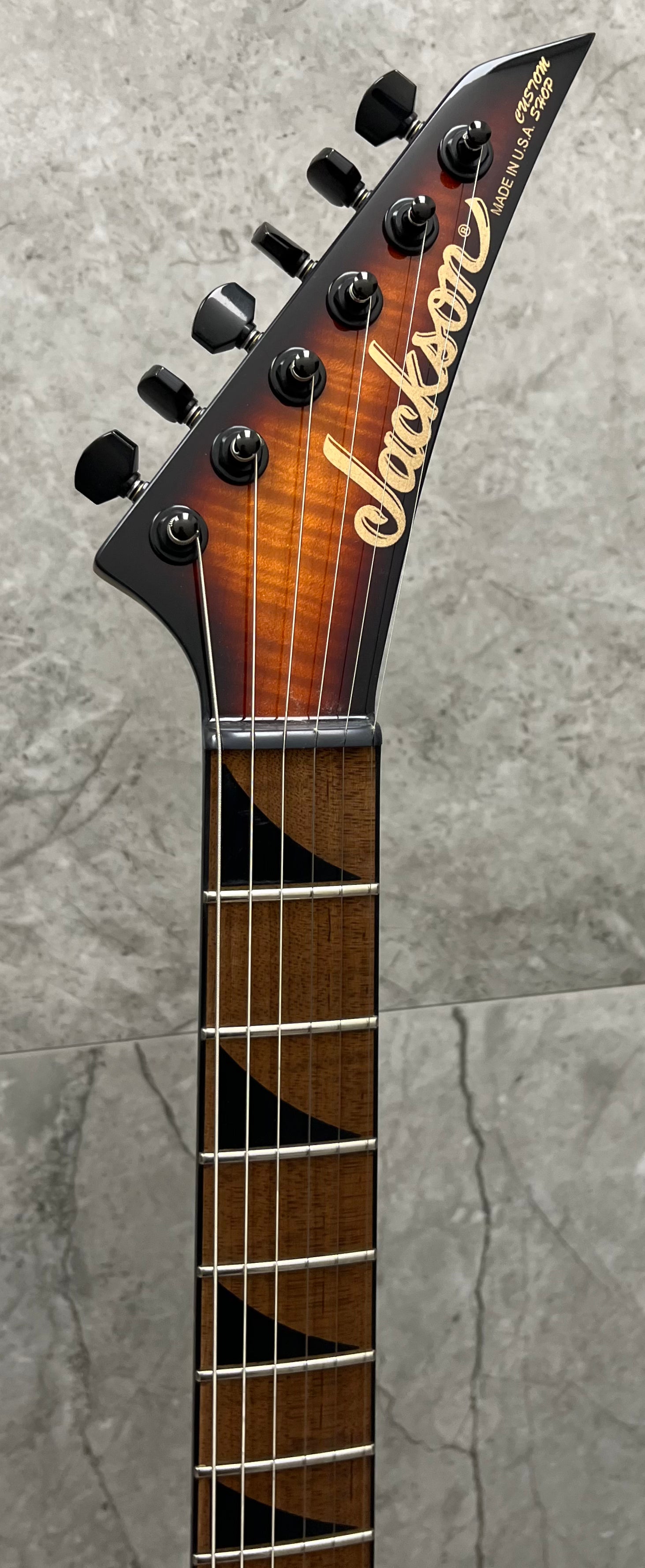 Jackson USA Custom Shop Kelly Flame Top 3-Tone Sunburst 2888000030 SERIAL NUMBER J11057 - 7.2 LBS