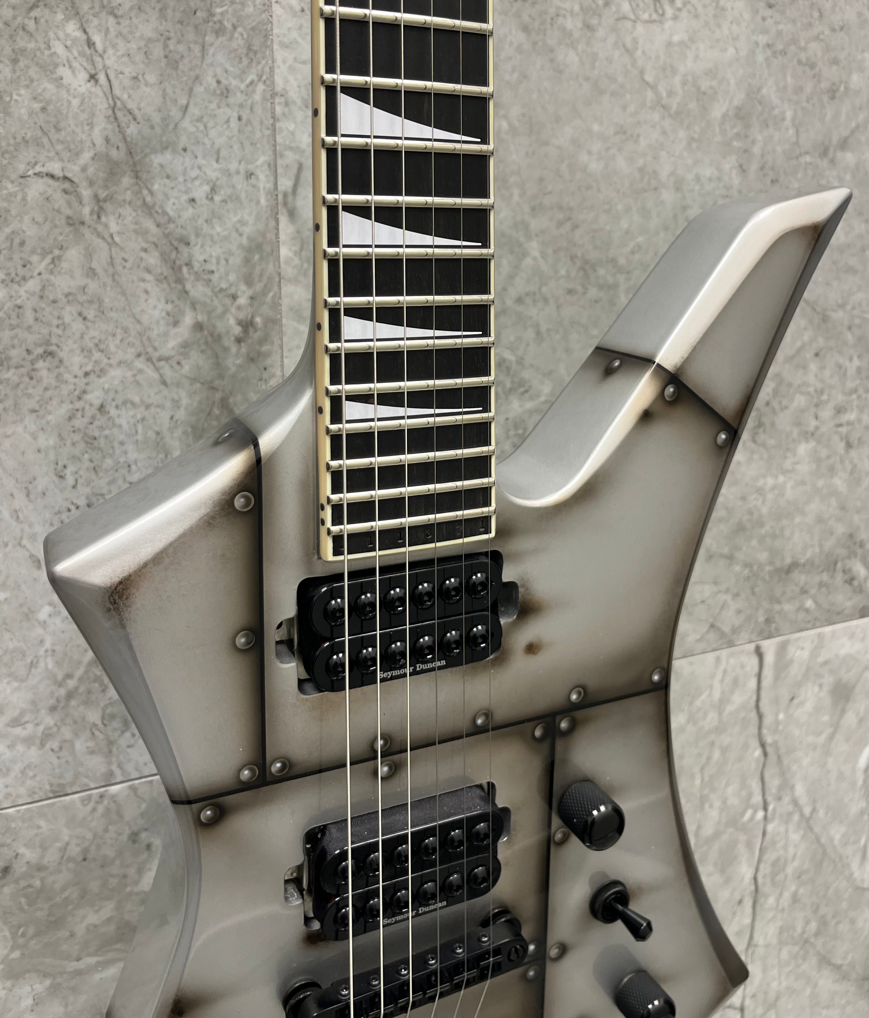 JACKSON USA CUSTOM SHOP KELLY KE2 AT1 - BOLTED STEEL HAND AIRBRUSHED BY THE JACKSON ARTIST 2811002518 SERIAL NUMBER J11371 - 7 LBS 14 OZ