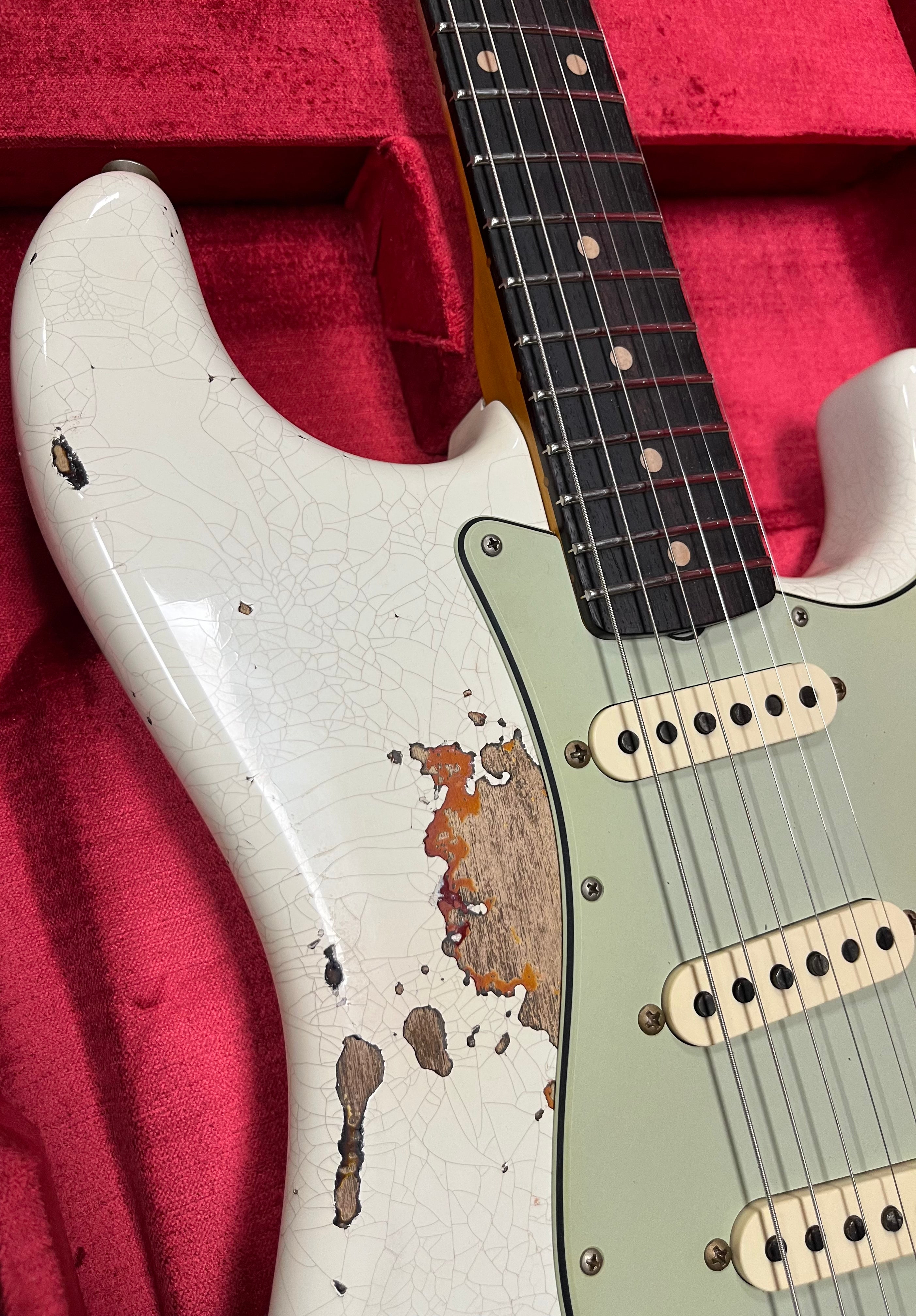 Fender USA Custom Shop Limited Edition 1962 Heavy Relic Stratocaster Aged Olympic White Over 3-Tone Sunburst 9236081164 SERIAL NUMBER CZ586716 7 LBS 15 OZ