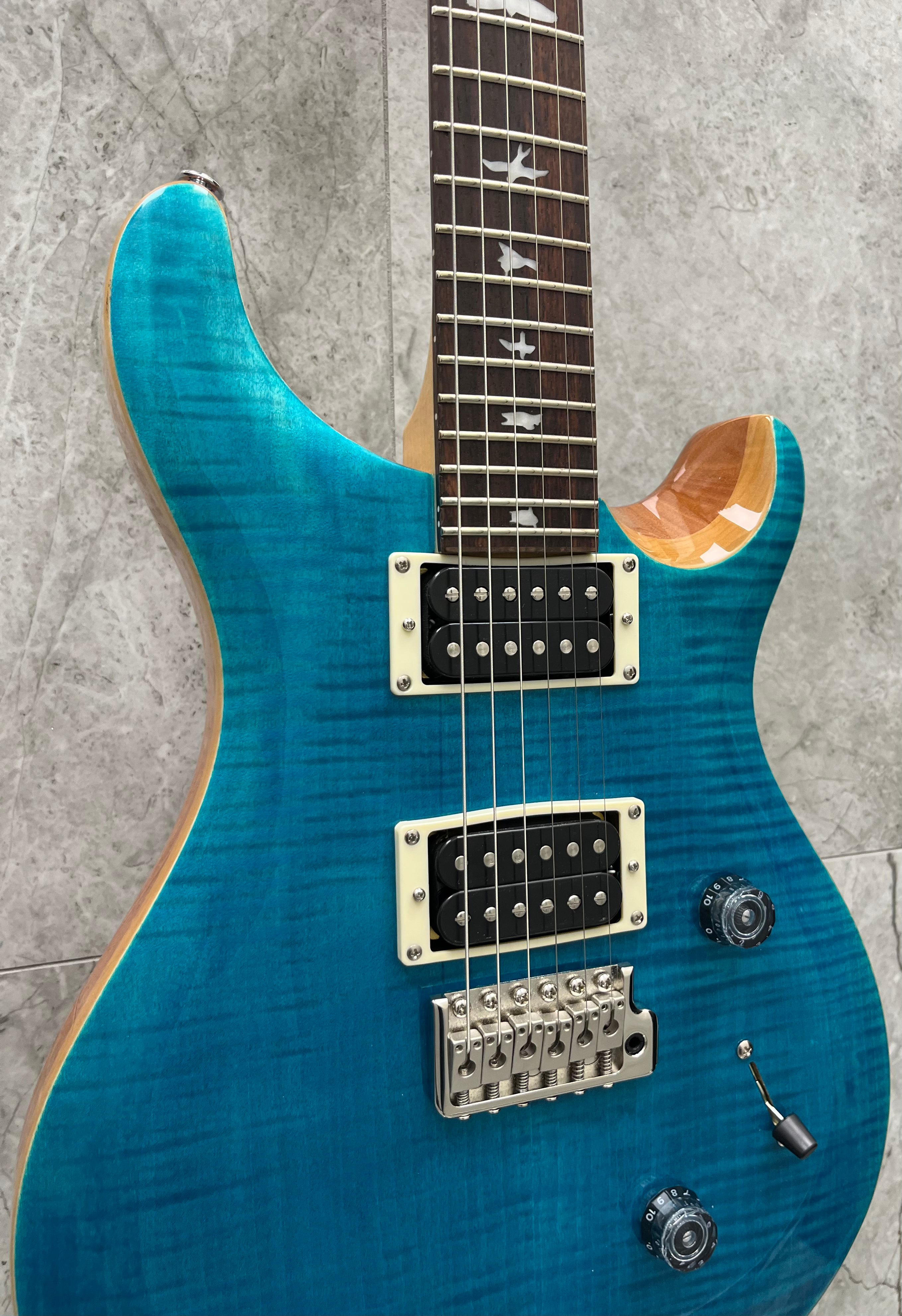 PRS GUITARS SE Custom 24 W/ GIG BAG Blue Matteo / Natural back 108193:BN SERIAL NUMBER CTIG120386 - 7 LBS 12 OZ