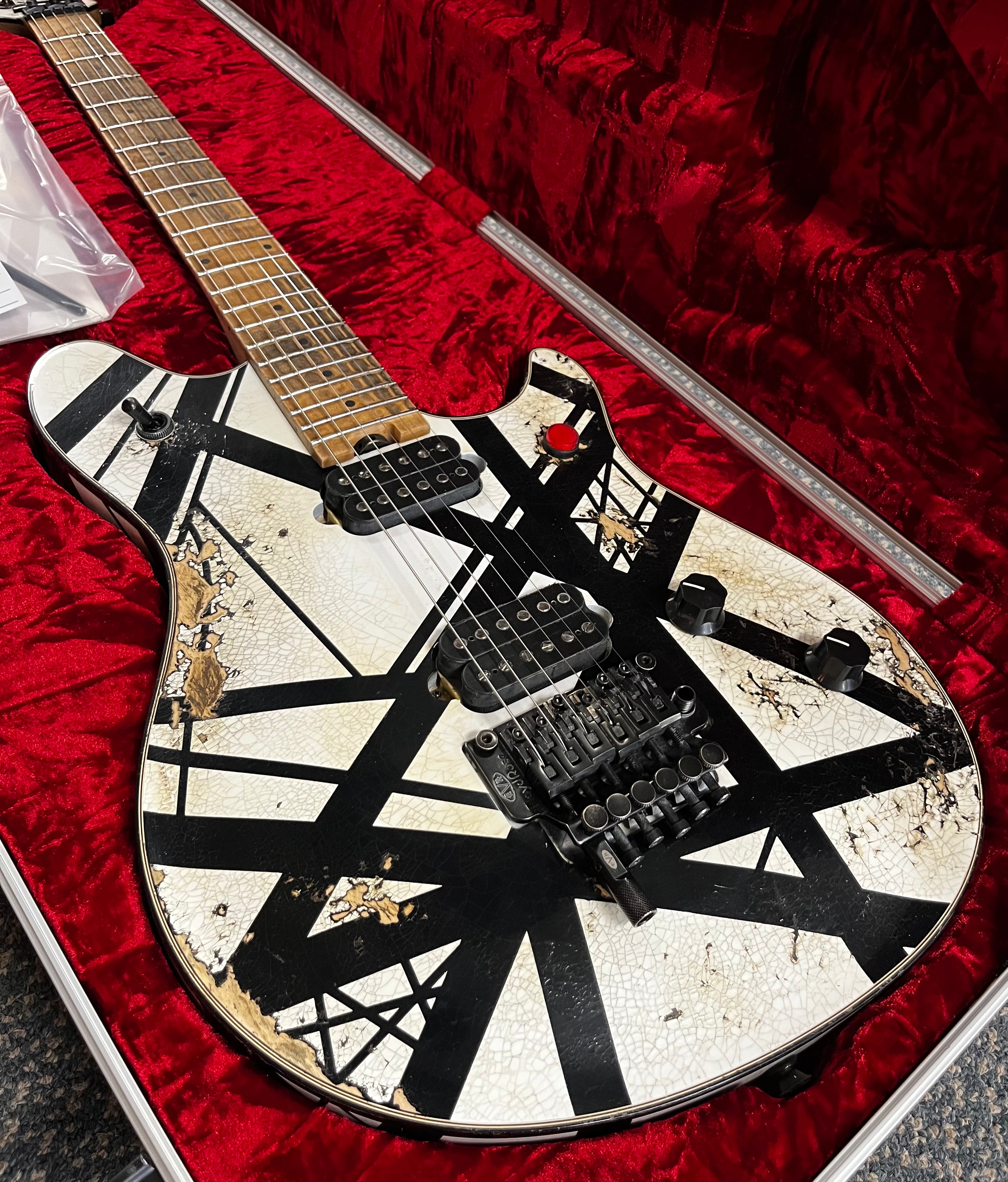 EVH USA CUSTOM SHOP STRIPED RELIC WOLFGANG WHITE / BLACK 5101025093 SERIAL NUMBER WG17791A - 8 LBS 6 OZ