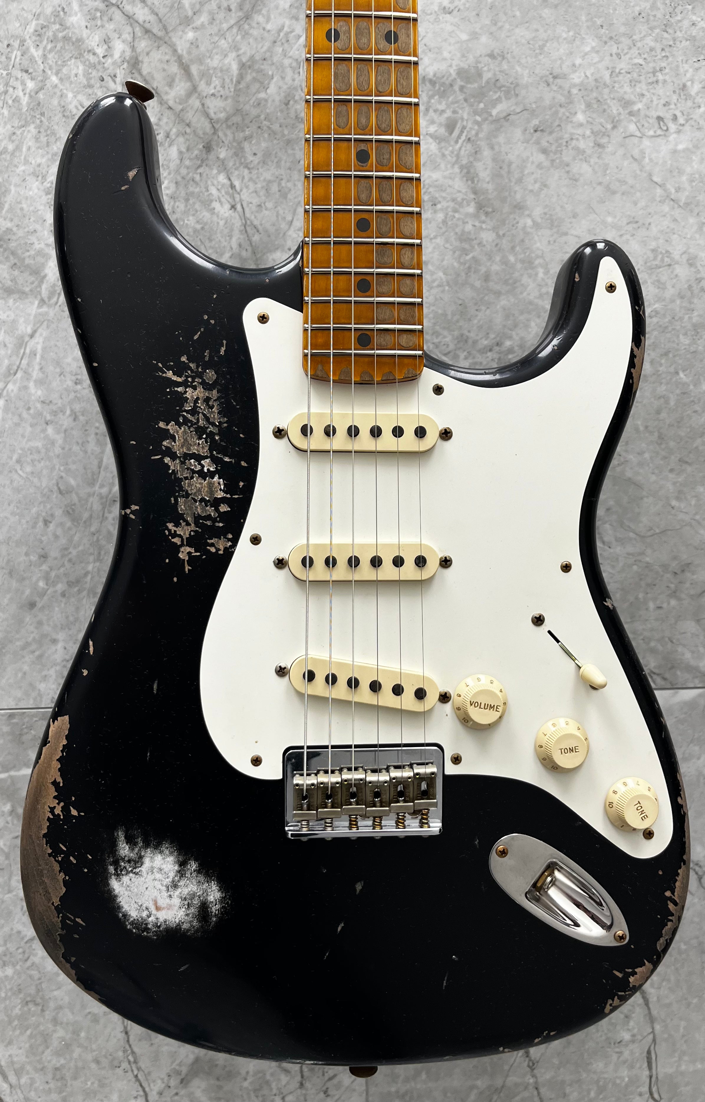 FENDER USA CUSTOM SHOP 1956 Hardtail Stratocaster Heavy Relic Black 9235700225 SERIAL NUMBER CZ2589131 - 6 LBS 15 OZ