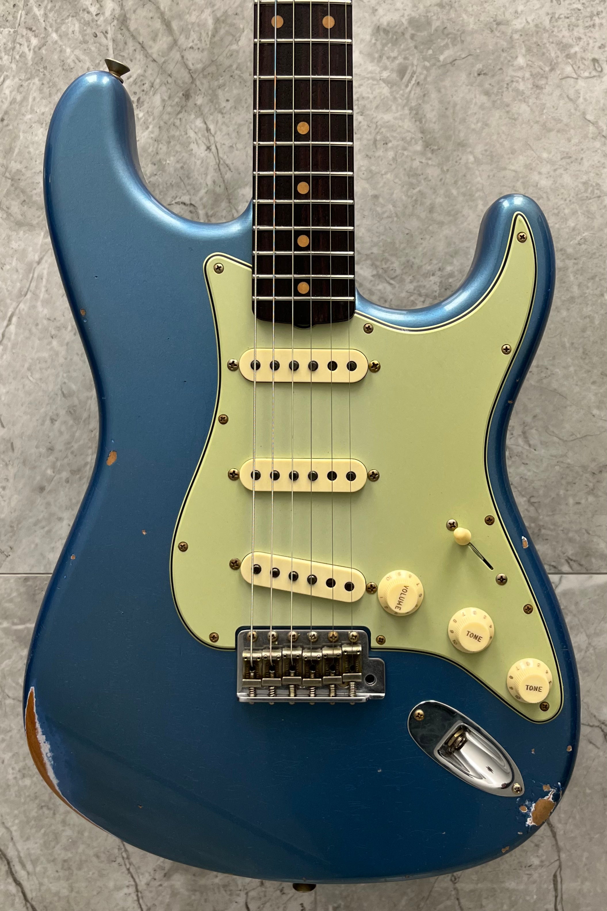 Fender USA Custom Shop 1962 Stratocaster Relic Rosewood Fingerboard Aged Lake Placid Blue 9235700038 SERIAL NUMBER CZ587562 - 7 LBS 9 OZ