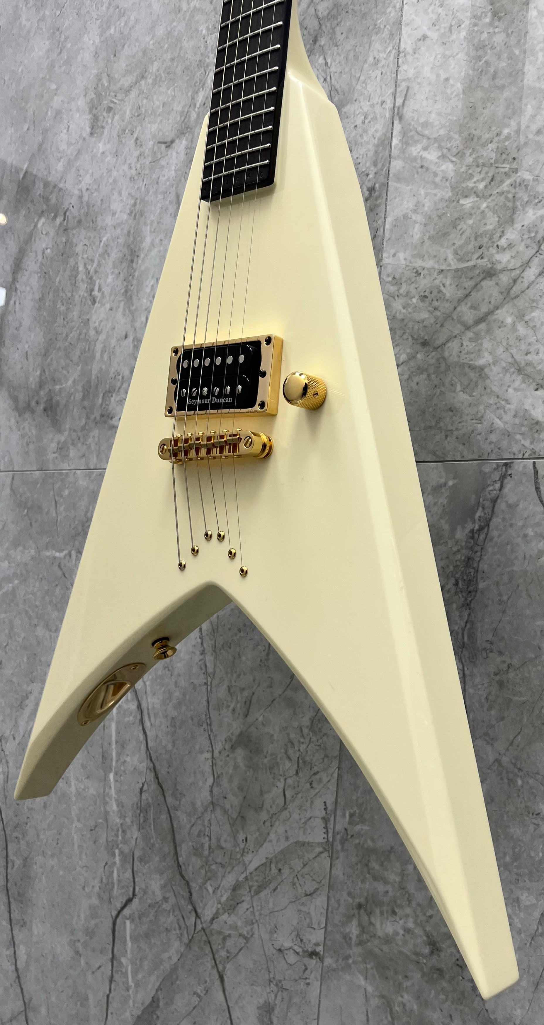 JACKSON USA CUSTOM SHOP KING V KV1H VANILLA SHAKE FINISH 2811002521 SERIAL NUMBER J11040 - 6.4 LBS