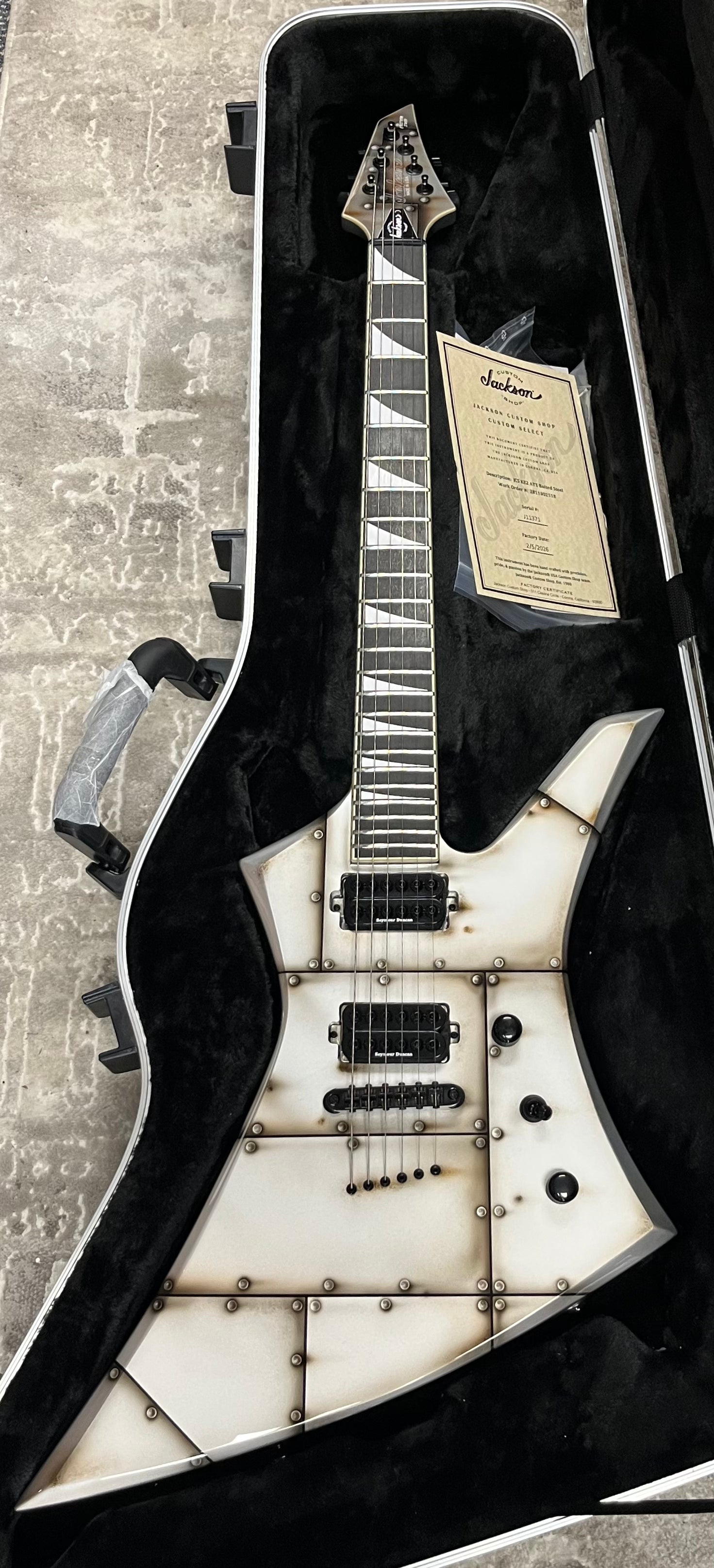 JACKSON USA CUSTOM SHOP KELLY KE2 AT1 - BOLTED STEEL HAND AIRBRUSHED BY THE JACKSON ARTIST 2811002518 SERIAL NUMBER J11371 - 7 LBS 14 OZ