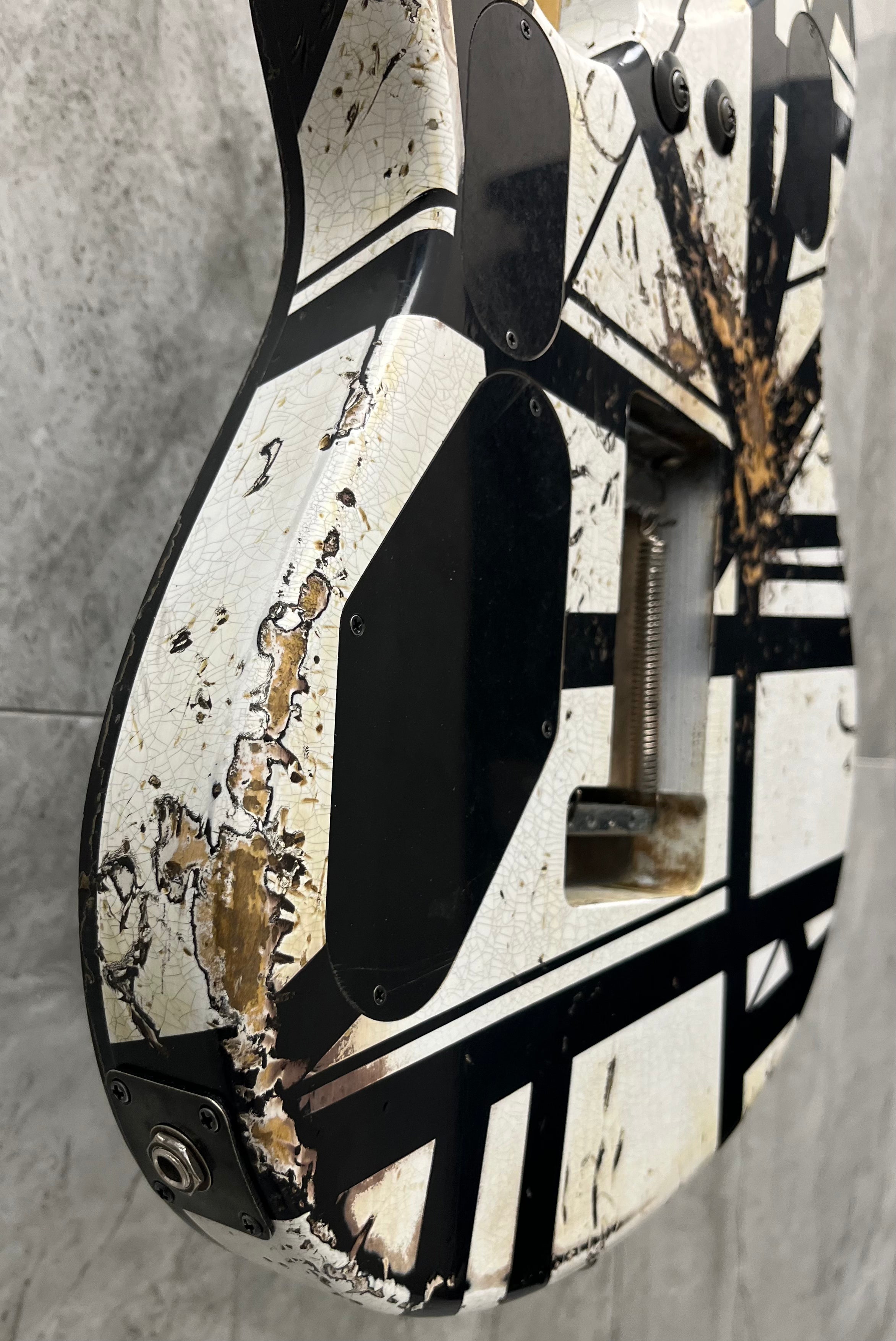 EVH USA CUSTOM SHOP STRIPED RELIC WOLFGANG WHITE / BLACK 5101025093 SERIAL NUMBER WG17583A - 7 LBS 9 OZ