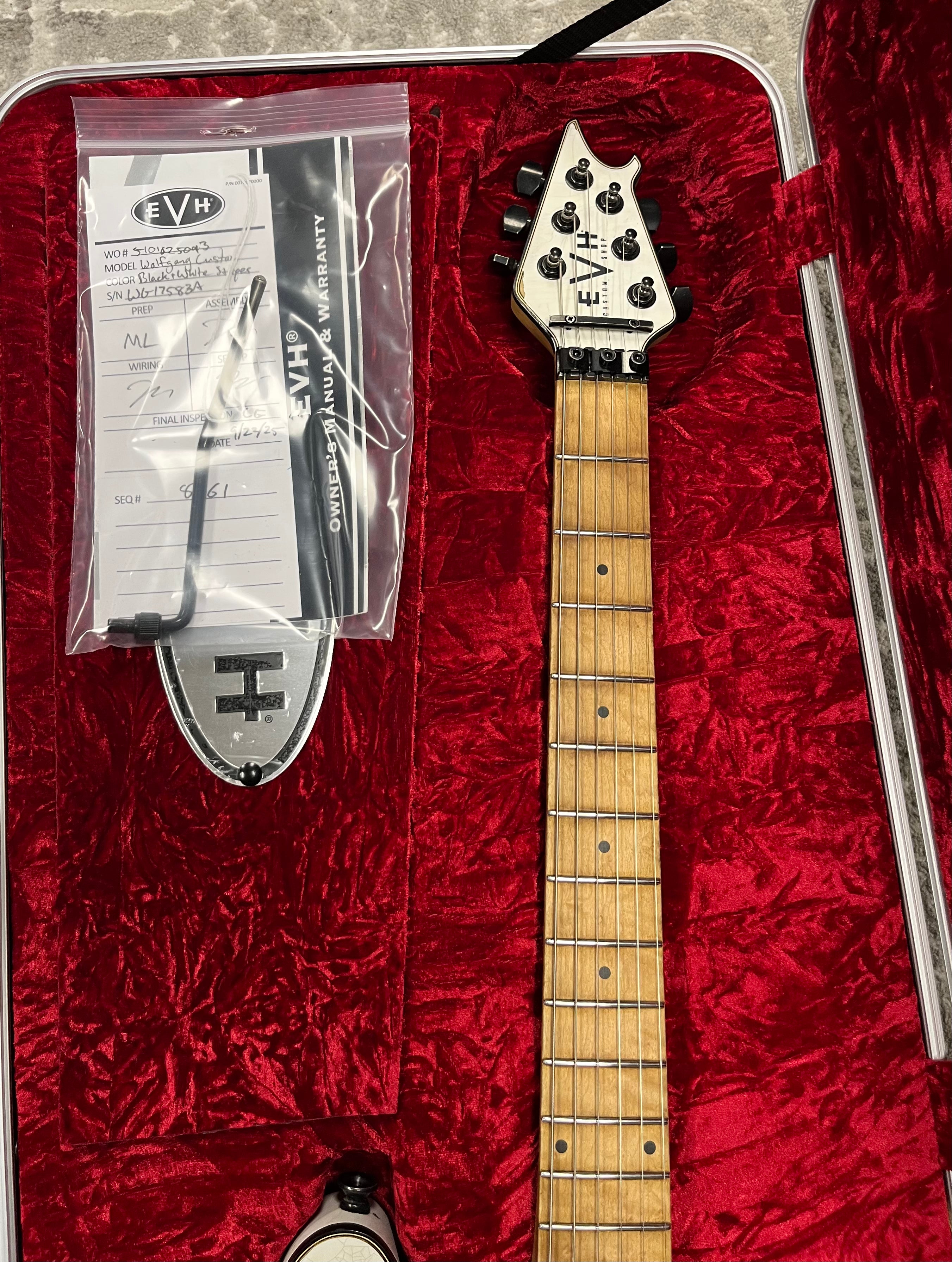 EVH USA CUSTOM SHOP STRIPED RELIC WOLFGANG WHITE / BLACK 5101025093 SERIAL NUMBER WG17583A - 7 LBS 9 OZ