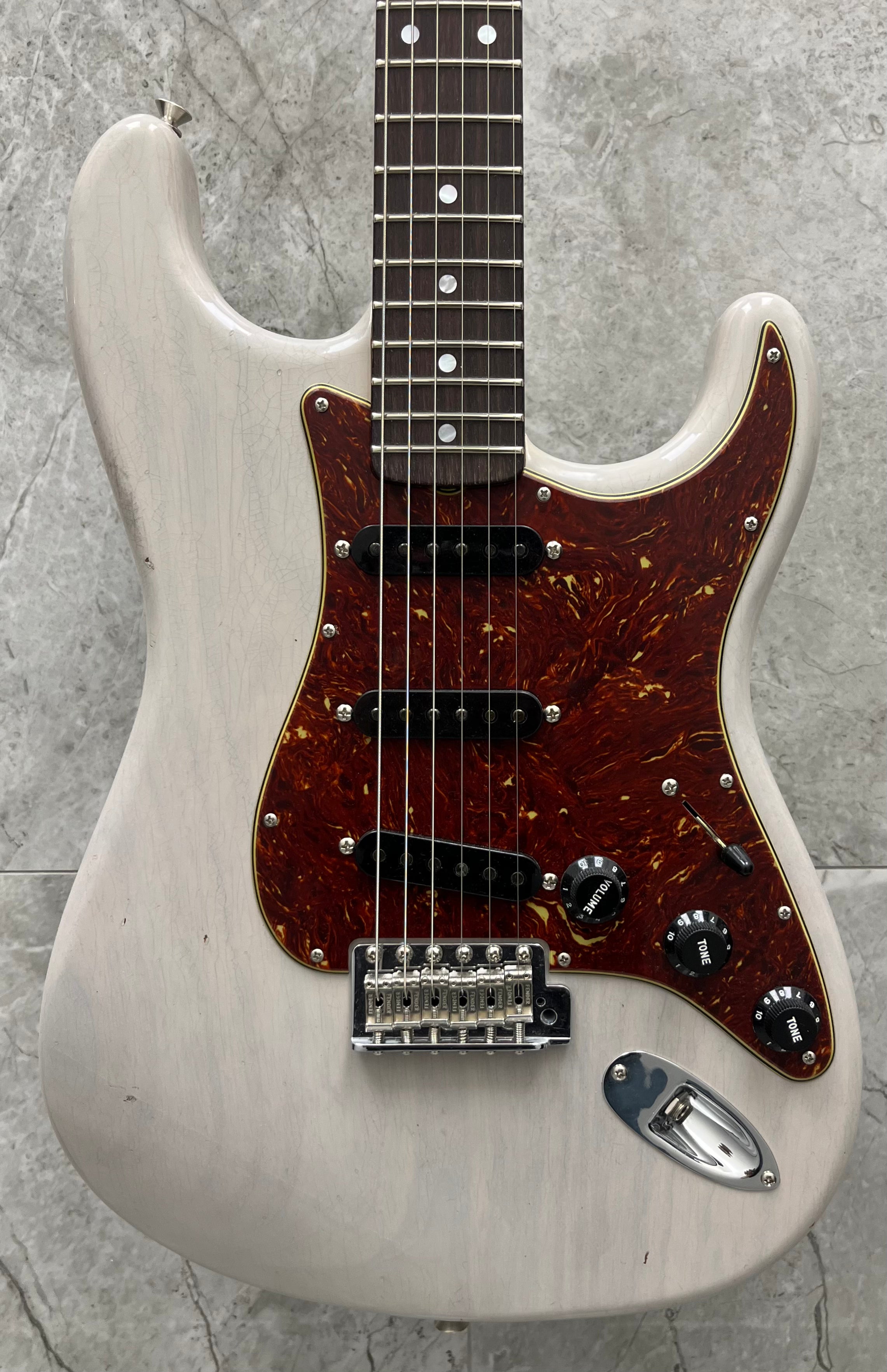 Fender USA Custom Shop Limited Edition Roasted Stratocaster Journeyman Relic with Closet Classic Hardware, Rosewood Fingerboard, Dirty White Blonde 9235700070 SERIAL NUMBER 18639 - 7.0 LBS