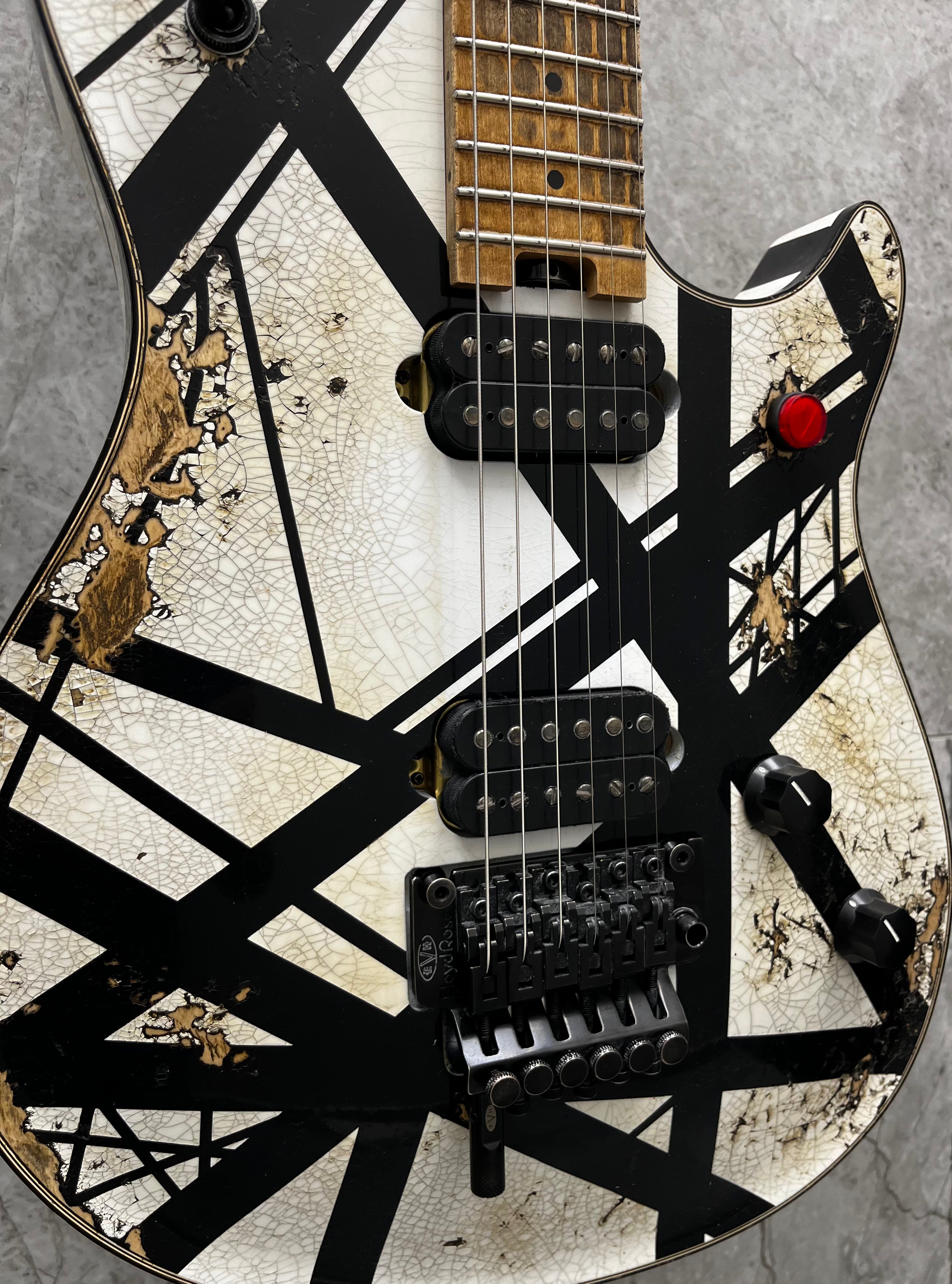 EVH USA CUSTOM SHOP STRIPED RELIC WOLFGANG WHITE / BLACK 5101025093 SERIAL NUMBER WG17791A - 8 LBS 6 OZ