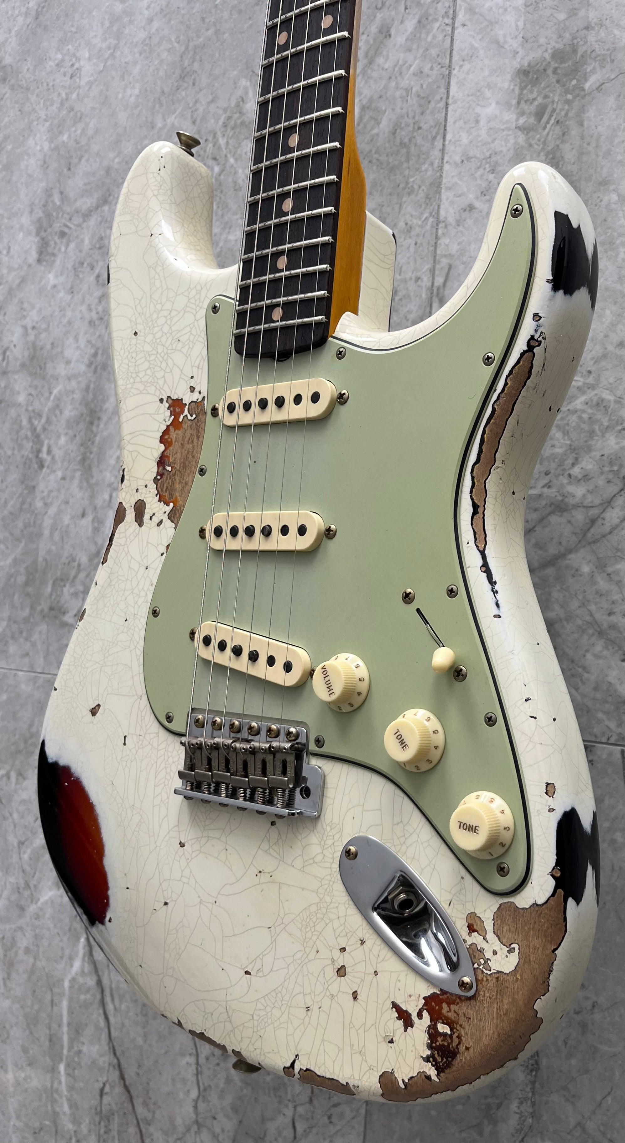 Fender USA Custom Shop Limited Edition 1962 Heavy Relic Stratocaster Aged Olympic White Over 3-Tone Sunburst 9236081164 SERIAL NUMBER CZ586716 7 LBS 15 OZ