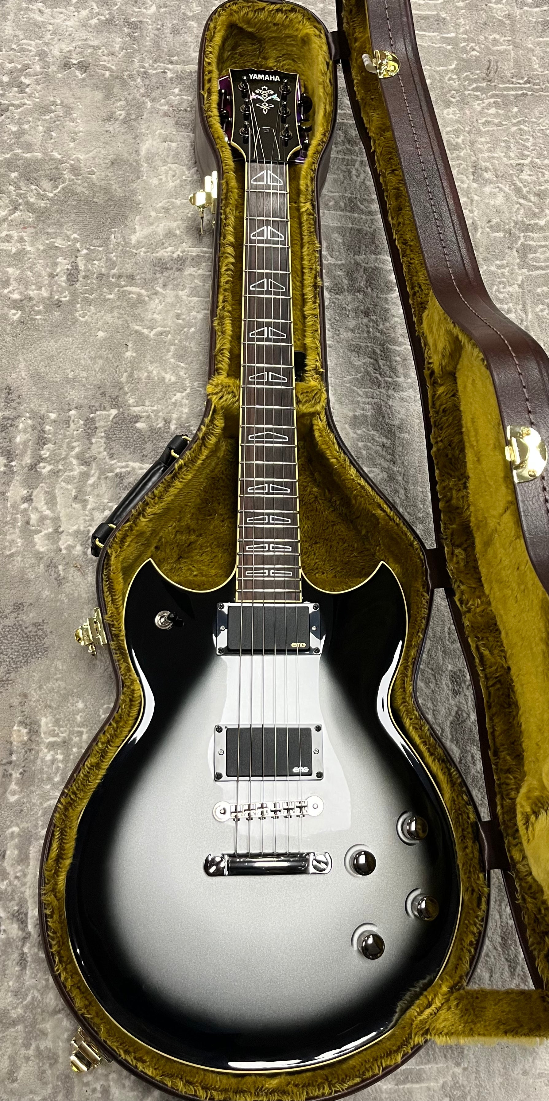 Yamaha SG1820A SBL MADE IN JAPAN Contoured Electric Guitar Silver Yamaha SG1820A SBL MADE IN JAPAN Contoured Electric Guitar Silver