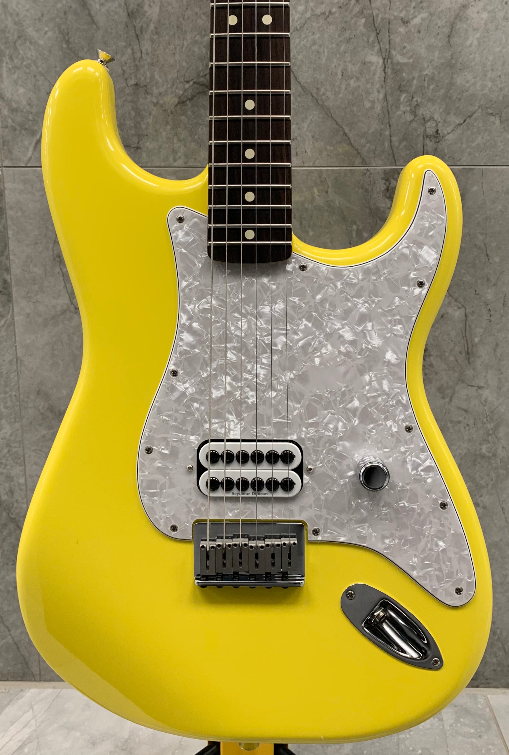 FENDER Limited Edition Tom Delonge Stratocaster, Rosewood Fingerboard, Graffiti Yellow 0148020363