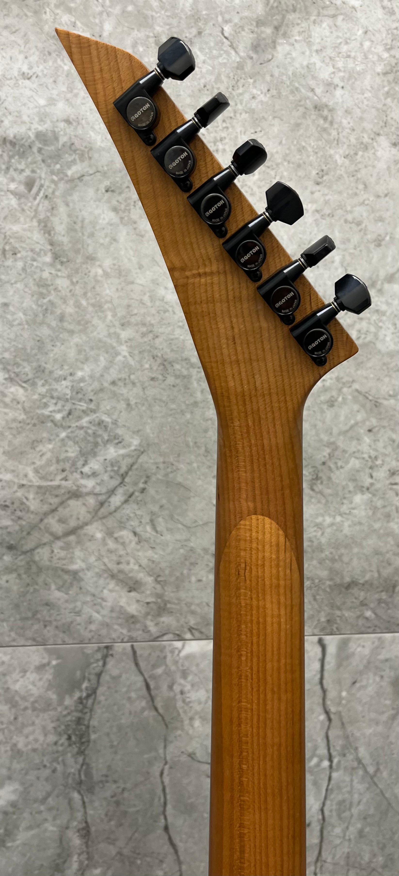 Jackson USA Custom Shop Kelly Flame Top 3-Tone Sunburst 2888000030 SERIAL NUMBER J11057 - 7.2 LBS