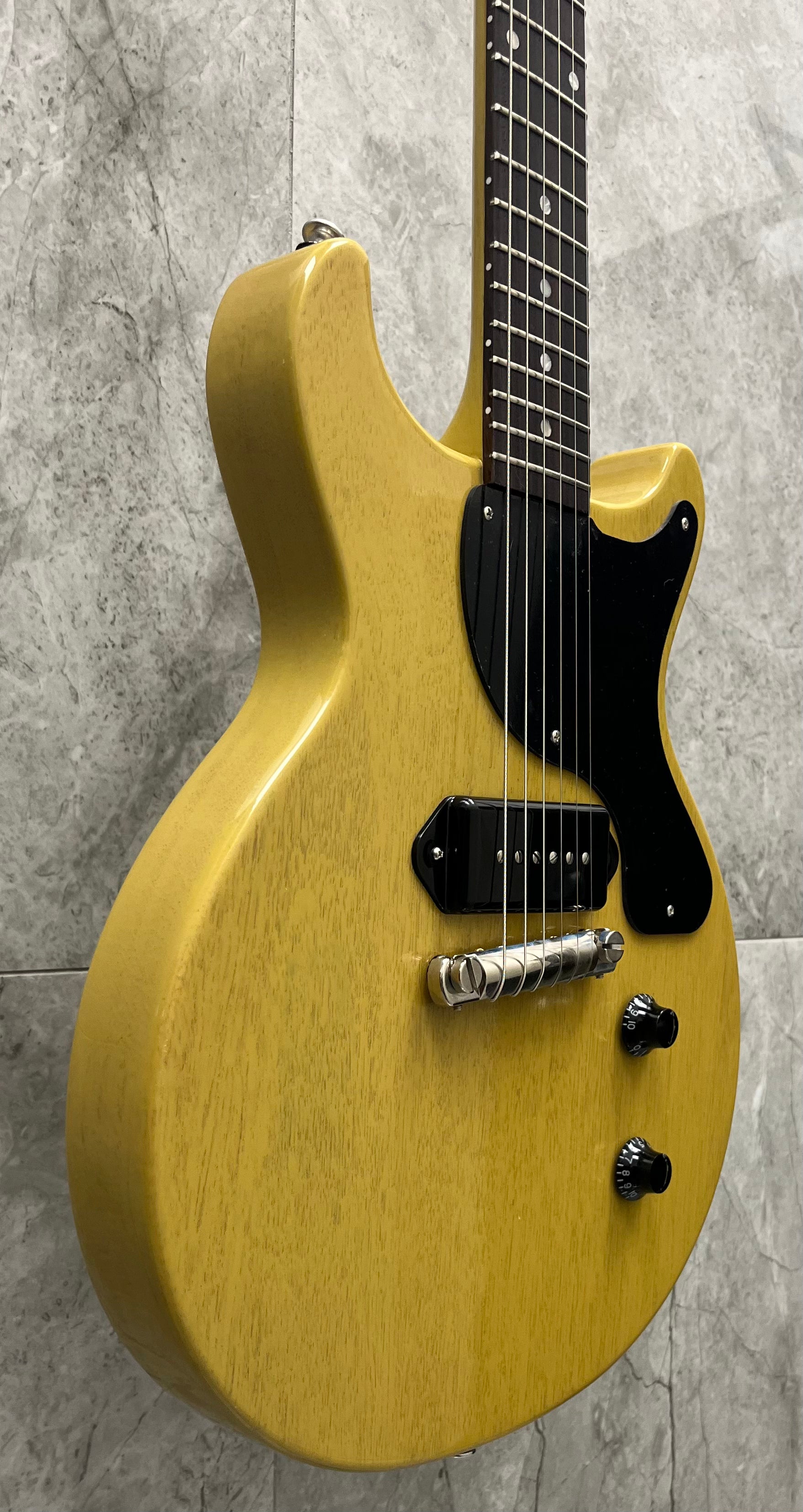 Gibson USA Les Paul Junior Double Cut Electric Guitar with Hardshell Case - TV Yellow LPJD00TVNH SERIAL NUMBER 214350265 - 6 LBS 10 OZ