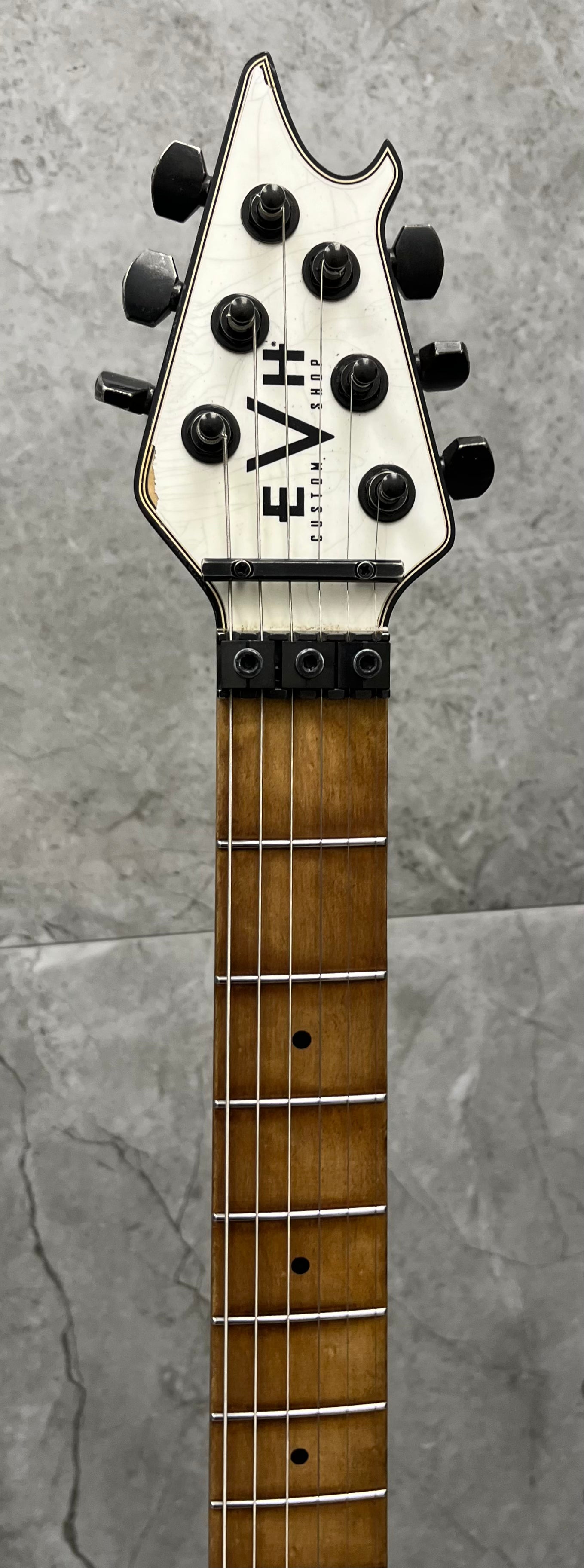EVH USA CUSTOM SHOP STRIPED RELIC WOLFGANG WHITE / BLACK 5101025093 SERIAL NUMBER WG17583A - 7 LBS 9 OZ