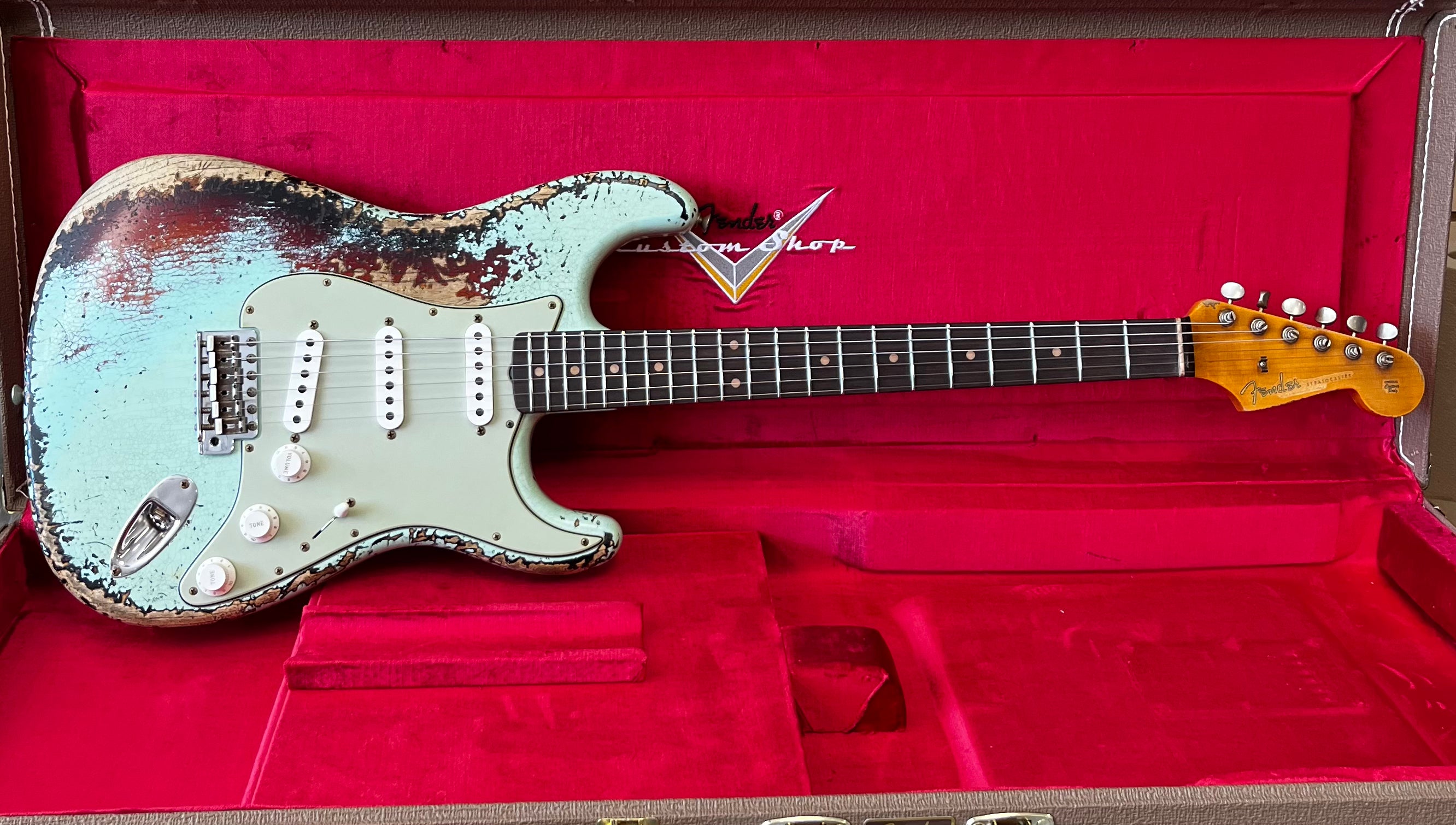 FENDER USA CUSTOM SHOP 1961 Stratocaster Super Heavy Relic, 3A Rosewood Fingerboard, Aged Surf Green over 3-Color Sunburst 9231016779 SERIAL NUMBER CZ590492 - 7 LBS 6 OZ