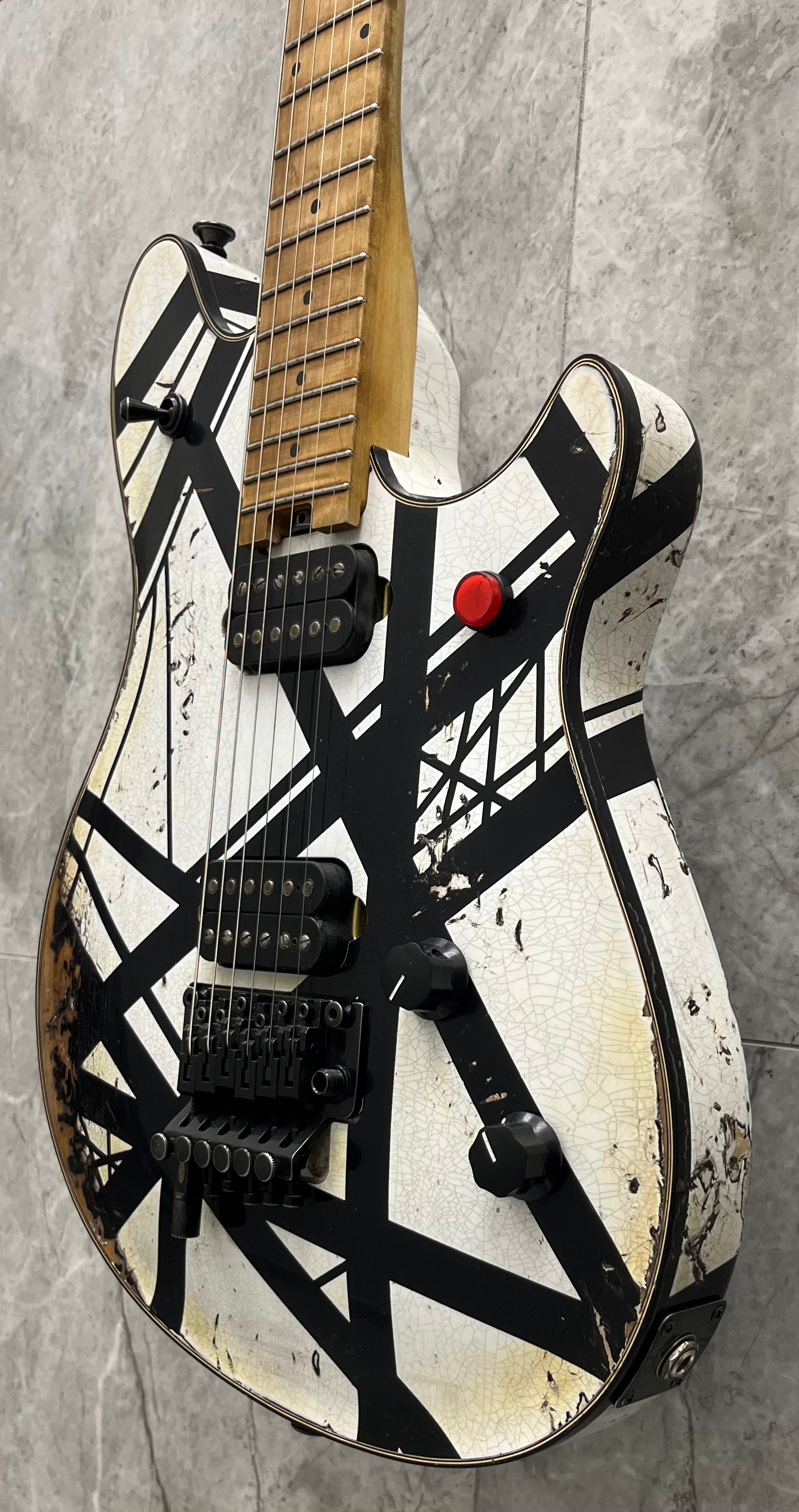 EVH USA CUSTOM SHOP STRIPED RELIC WOLFGANG WHITE / BLACK 5101025093 SERIAL NUMBER WG17583A - 7 LBS 9 OZ