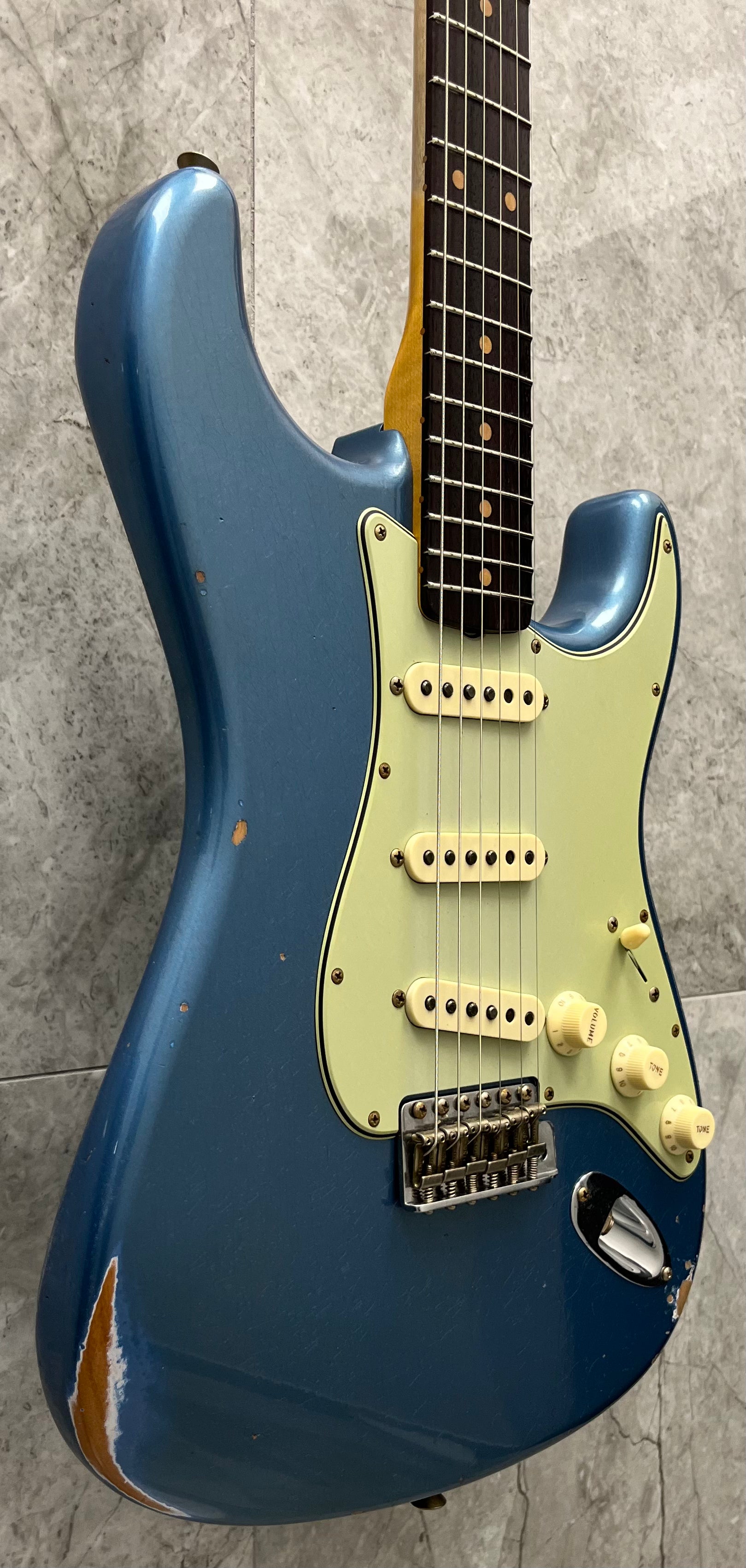 Fender USA Custom Shop 1962 Stratocaster Relic Rosewood Fingerboard Aged Lake Placid Blue 9235700038 SERIAL NUMBER CZ587562 - 7 LBS 9 OZ