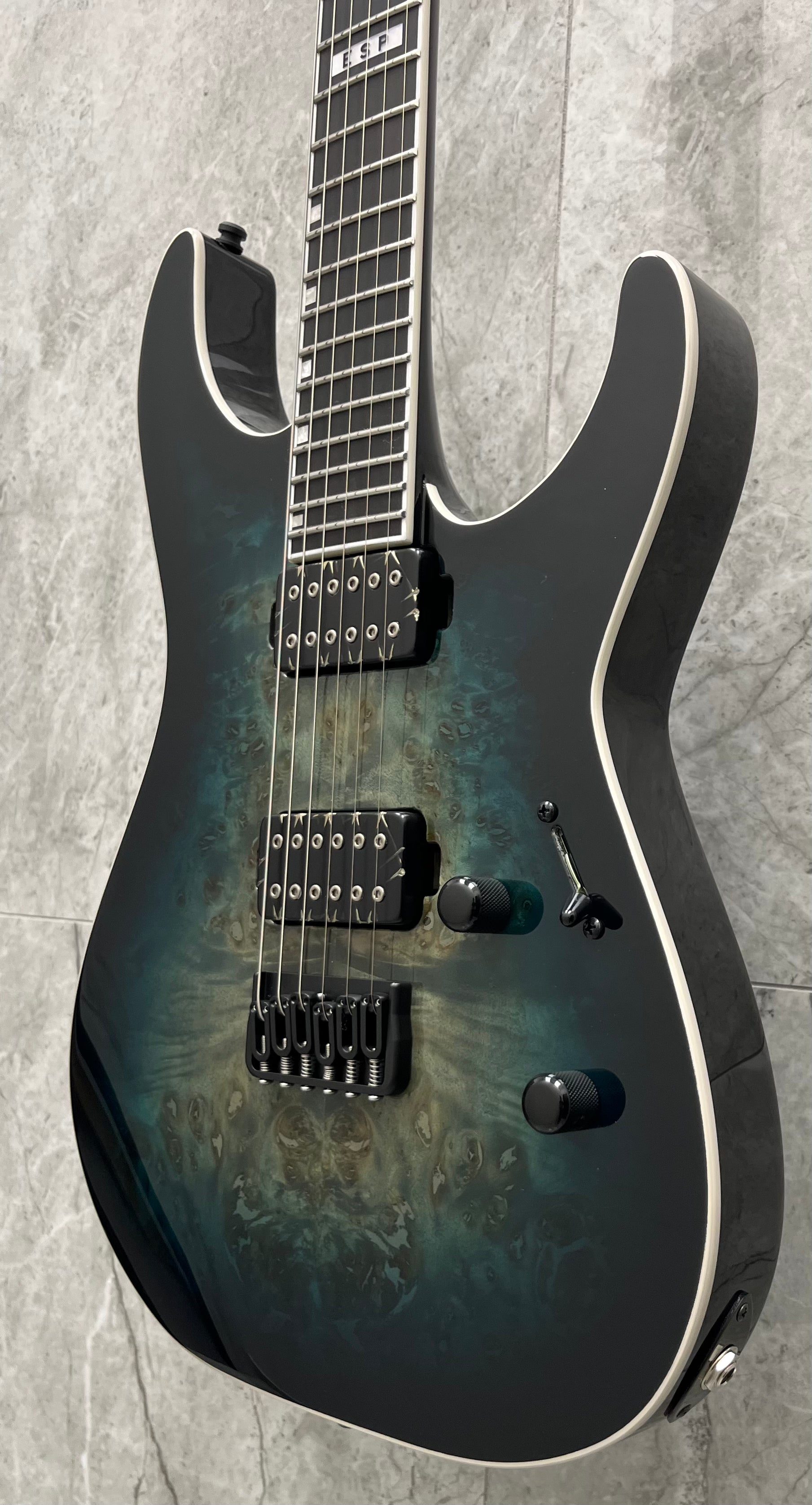 ESP MADE IN JAPAN E-II M-II HT MERCURY BLUE BURST EII MII W/ HARD SHELL CASE EIIMIIHTBMMBLUB SERIAL NUMBER ES6091243 - 8.2LBS