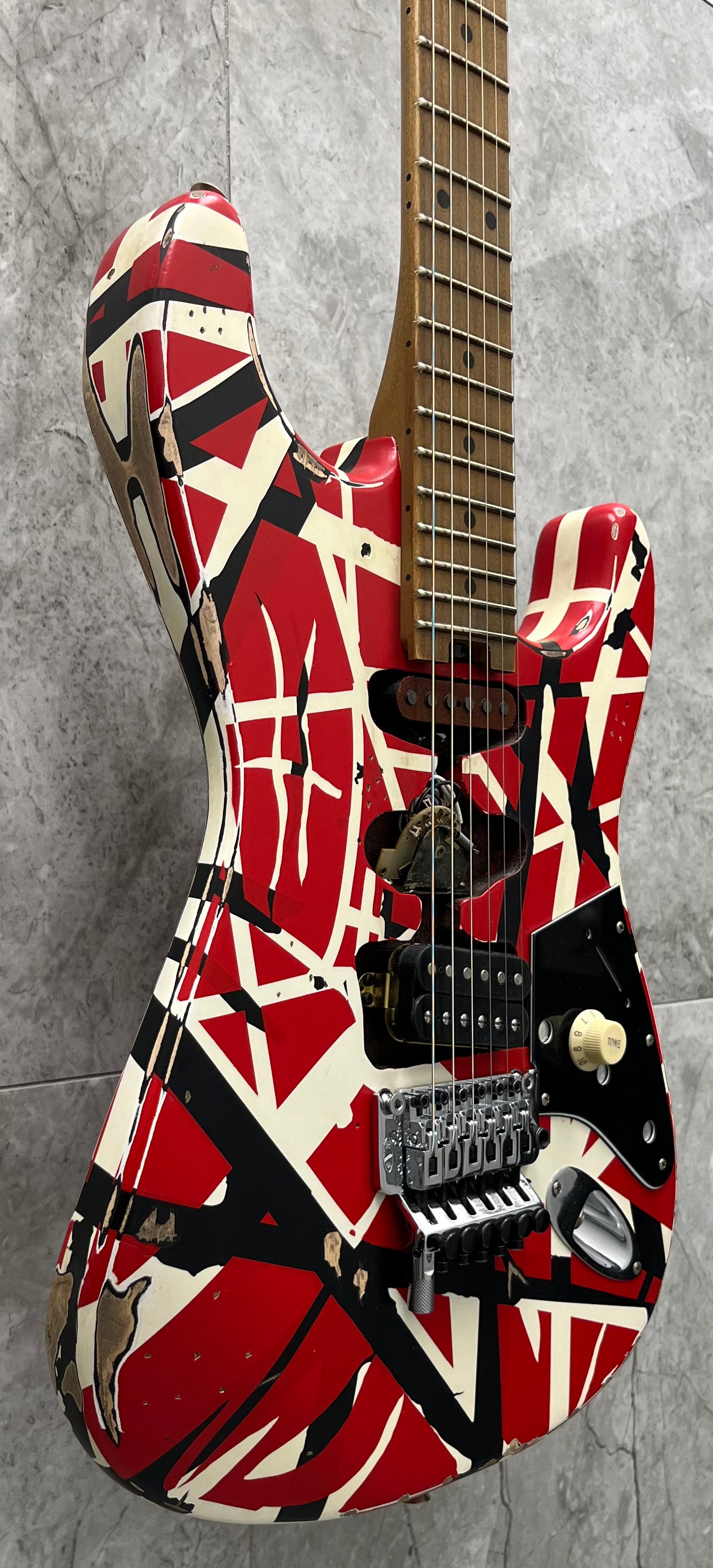 EVH Striped Series Frankie Red - White - Black Relic 5107900503 EVH Striped Series Frankie Red - White - Black Relic 5107900503