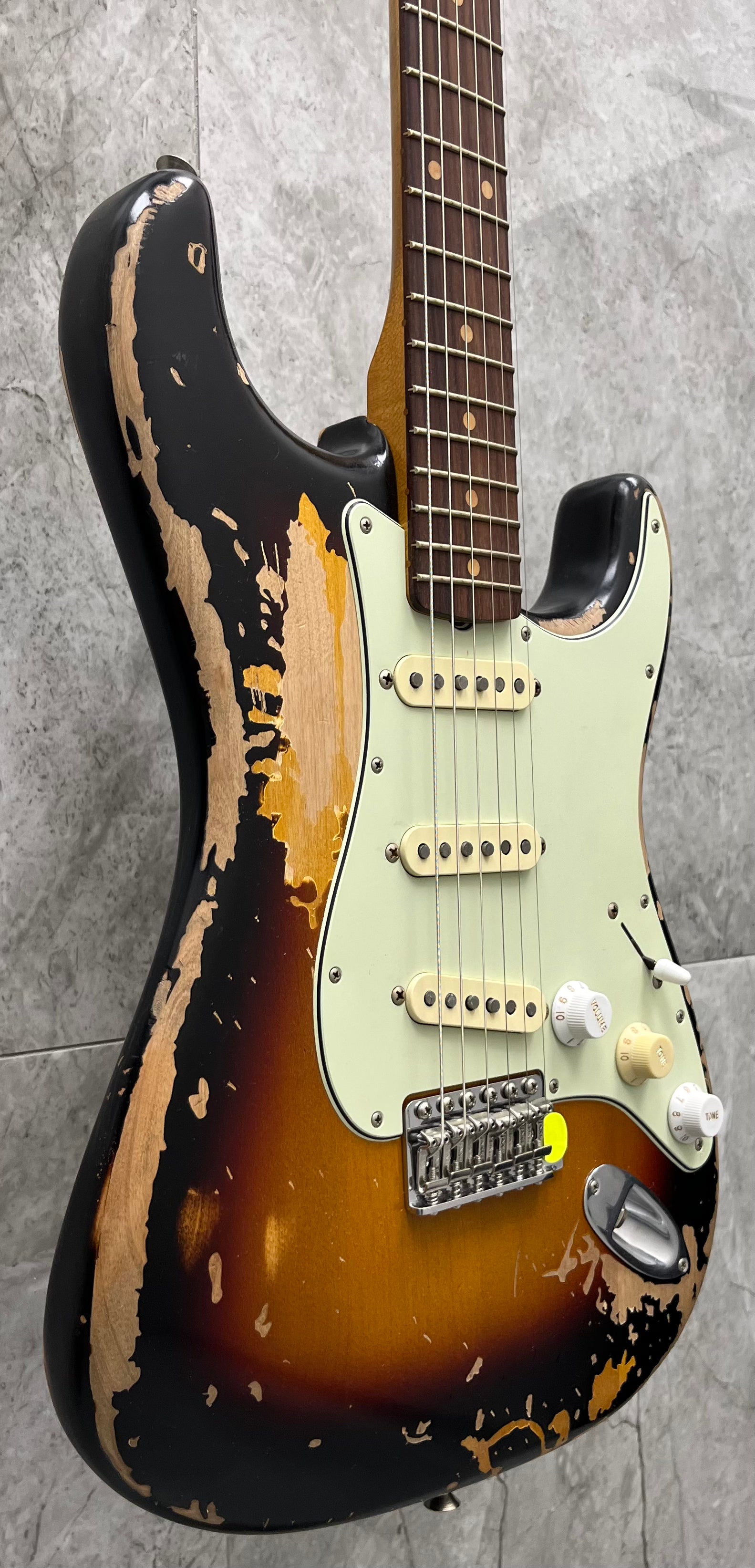 FENDER Mike McCready Stratocaster Rosewood Fingerboard, 3-Color Sunburst 0145310700 SERIAL NUMBER MM04398 - 7 LBS 11 OZ
