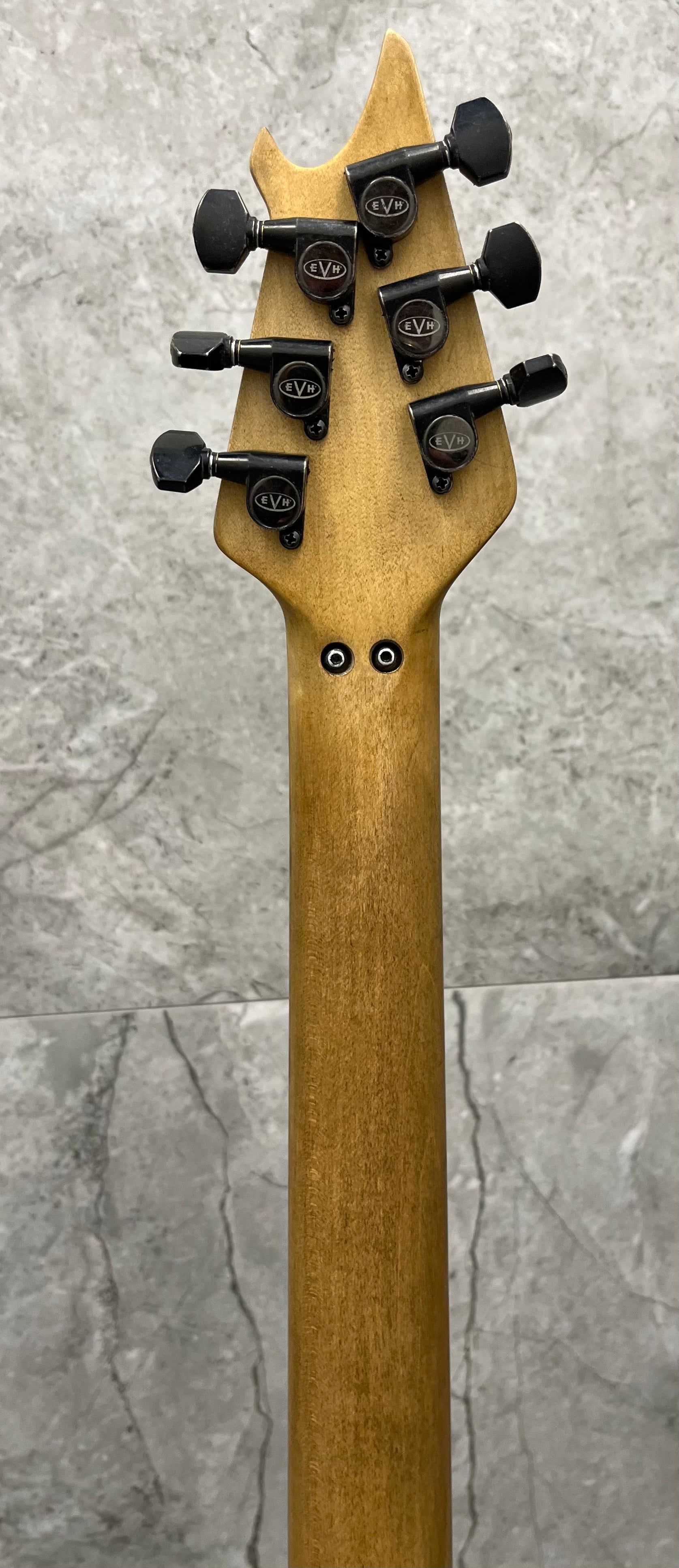 EVH USA CUSTOM SHOP STRIPED RELIC WOLFGANG WHITE / BLACK 5101025093 SERIAL NUMBER WG17583A - 7 LBS 9 OZ