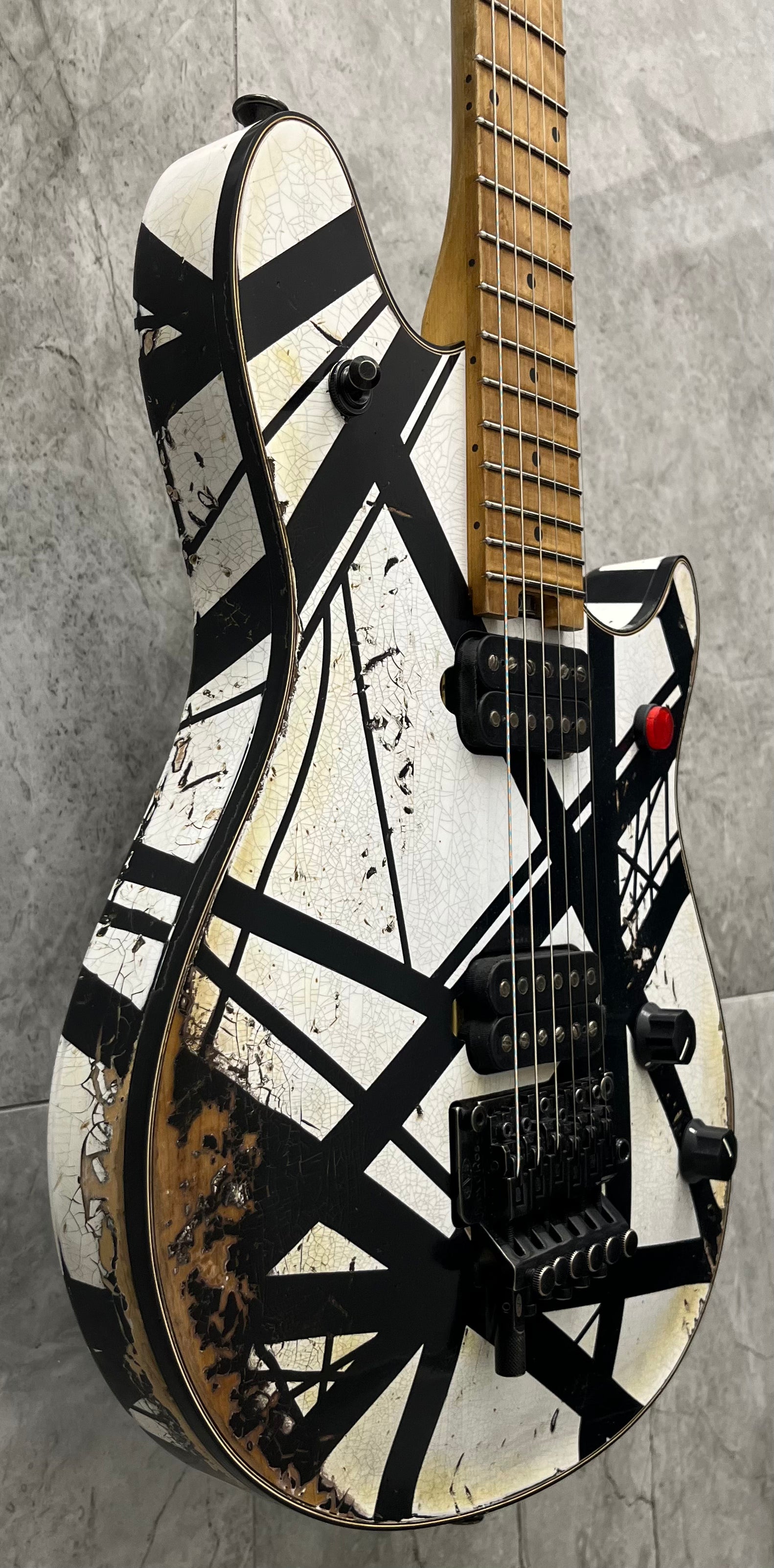 EVH USA CUSTOM SHOP STRIPED RELIC WOLFGANG WHITE / BLACK 5101025093 SERIAL NUMBER WG17583A - 7 LBS 9 OZ