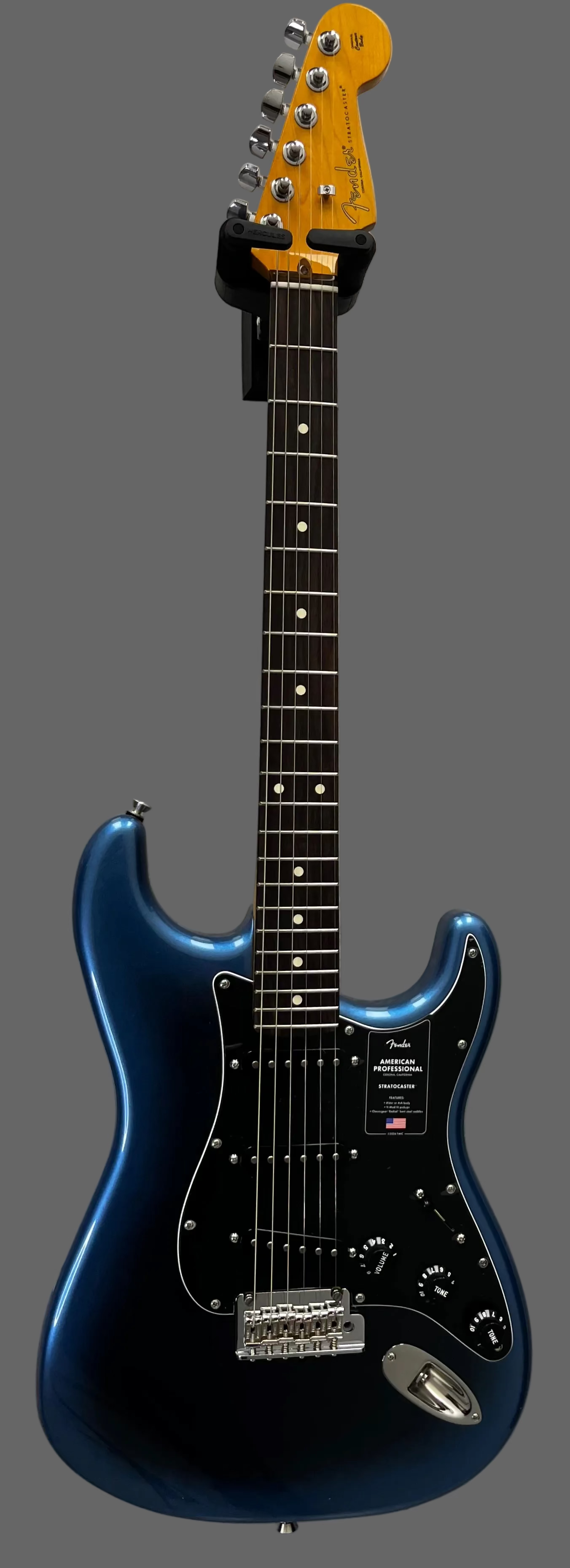 FENDER American Professional Stratocaster MADE IN THE USA Rosewood Fingerboard, Dark Night 011-1110-761 SERIAL NUMBER US26081717 - 8 LBS 4 OZ