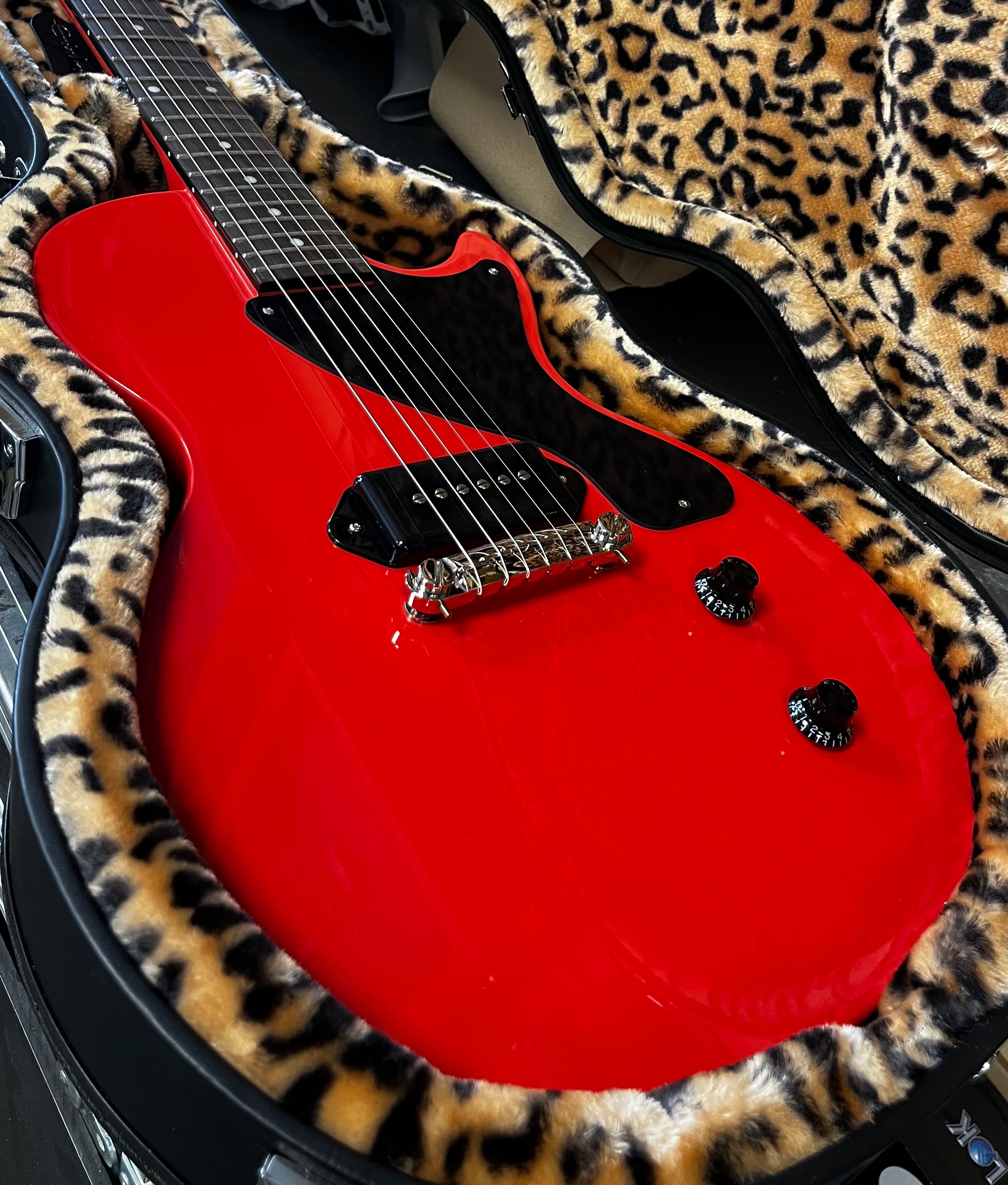 Epiphone Billie Joe Armstrong Les Paul Junior Electric Guitar with Hardshell Case - Radiant Red EIGBJALPJRRNH SERIAL NUMBER 26011524613 - 7 LBS 5 OZ