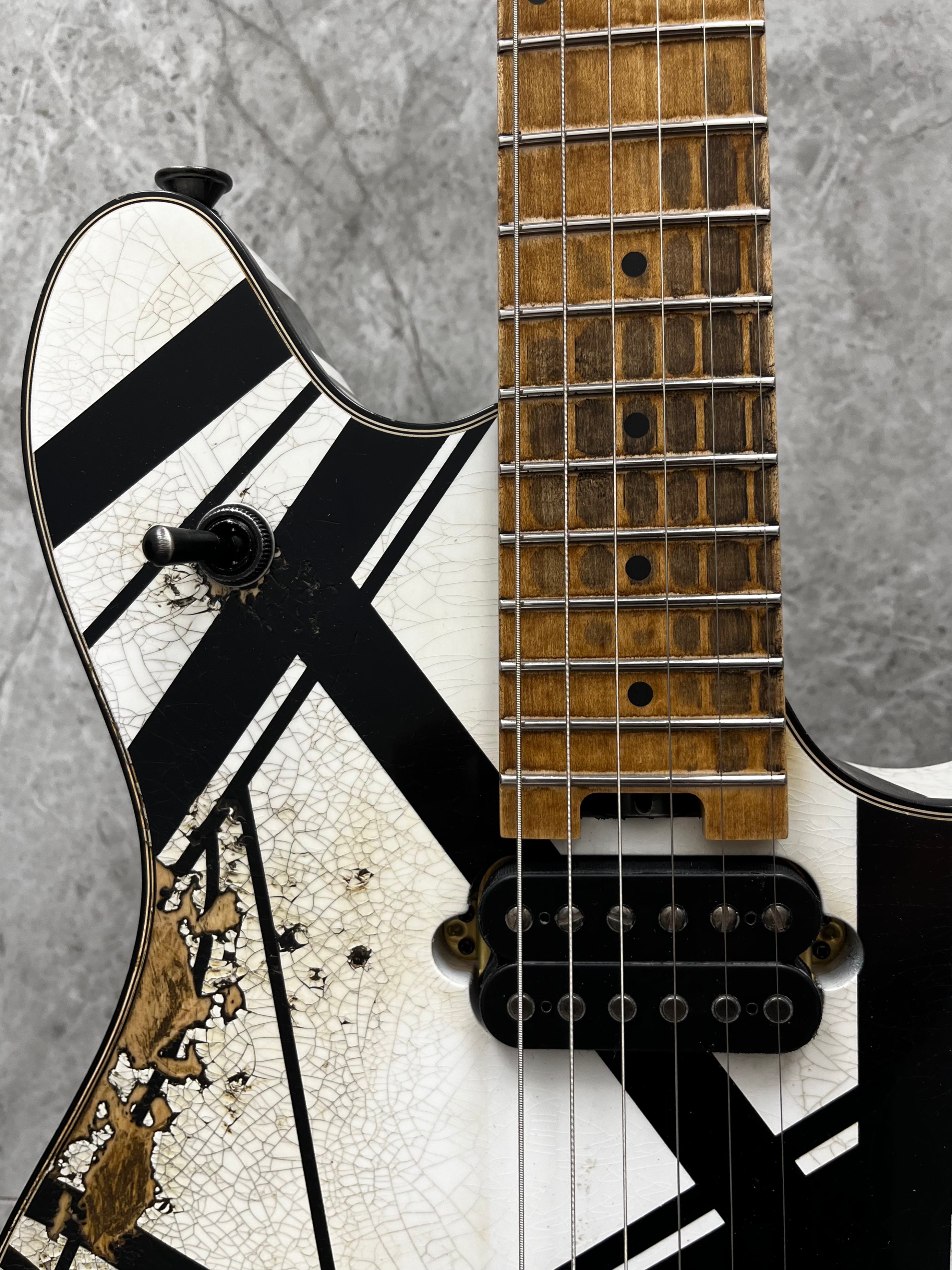 EVH USA CUSTOM SHOP STRIPED RELIC WOLFGANG WHITE / BLACK 5101025093 SERIAL NUMBER WG17791A - 8 LBS 6 OZ