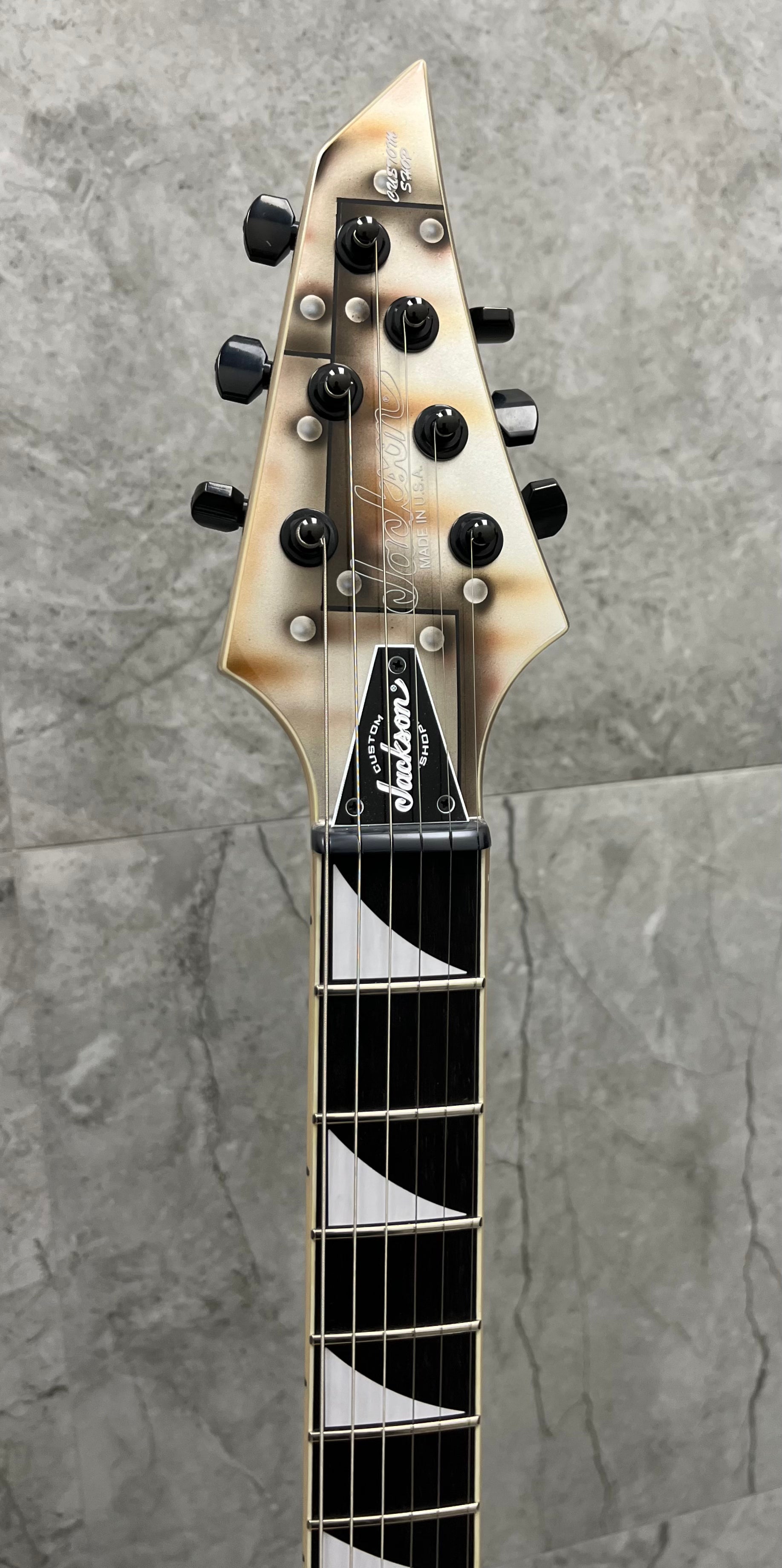 JACKSON USA CUSTOM SHOP KELLY KE2 AT1 - BOLTED STEEL HAND AIRBRUSHED BY THE JACKSON ARTIST 2811002518 SERIAL NUMBER J11371 - 7 LBS 14 OZ