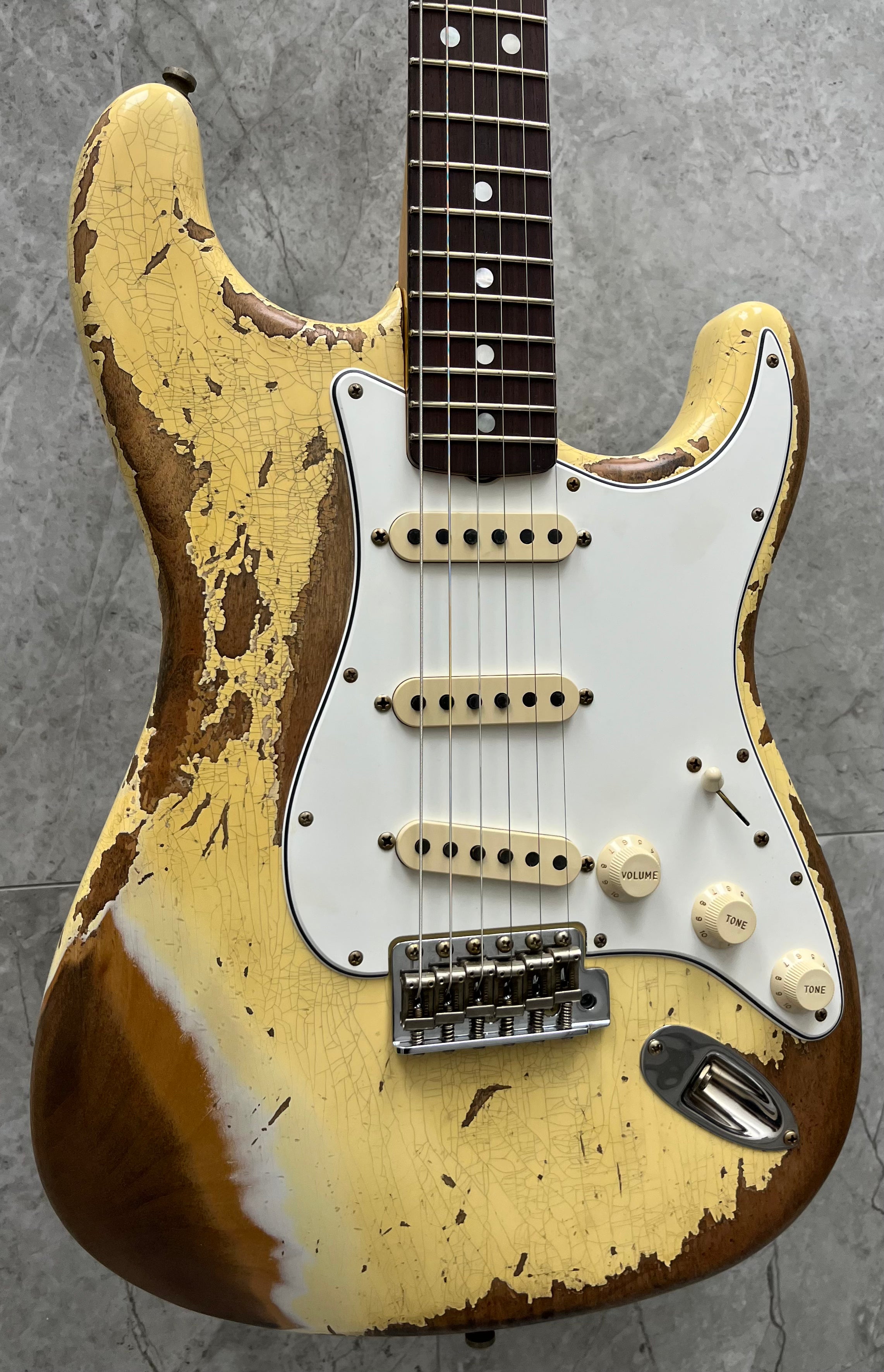 Fender Custom Shop 2025 Strat Pro Super Heavy Relic, 3A Rosewood Fingerboard, Aged Vintage White 9231016928 SERIAL NUMBER 18577 - 7 LBS 15 OZ