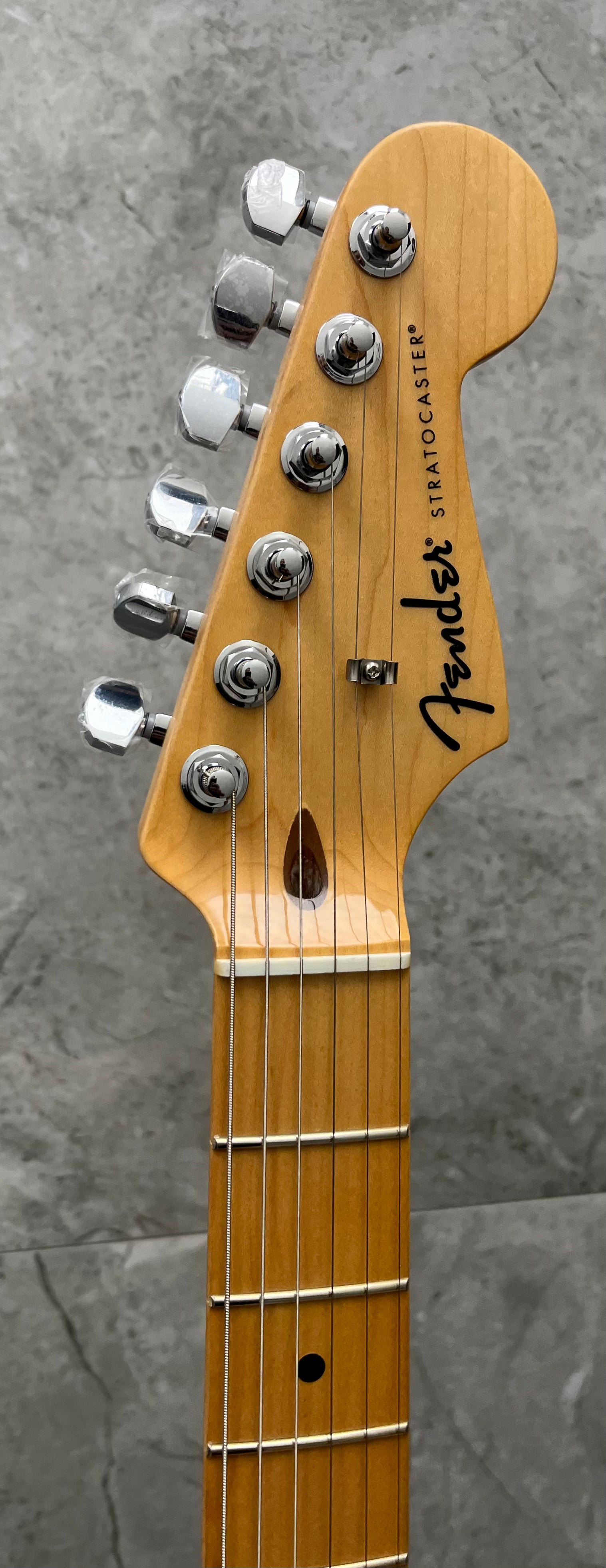 FENDER Standard Stratocaster Maple Fingerboard Olympic White 0266220505 NEW 2025 MODEL