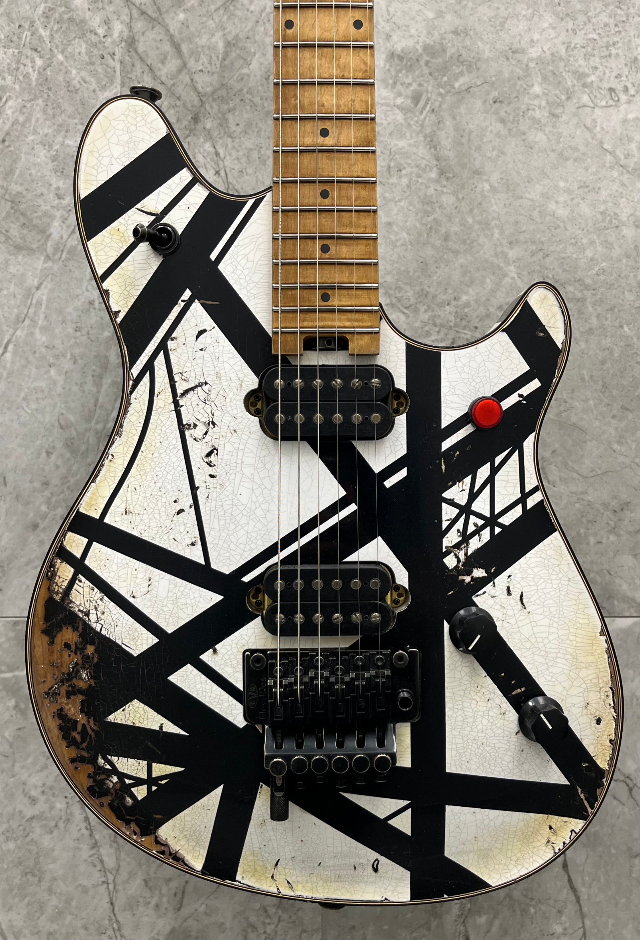 EVH USA CUSTOM SHOP STRIPED RELIC WOLFGANG WHITE / BLACK 5101025093 SERIAL NUMBER WG17583A - 7 LBS 9 OZ