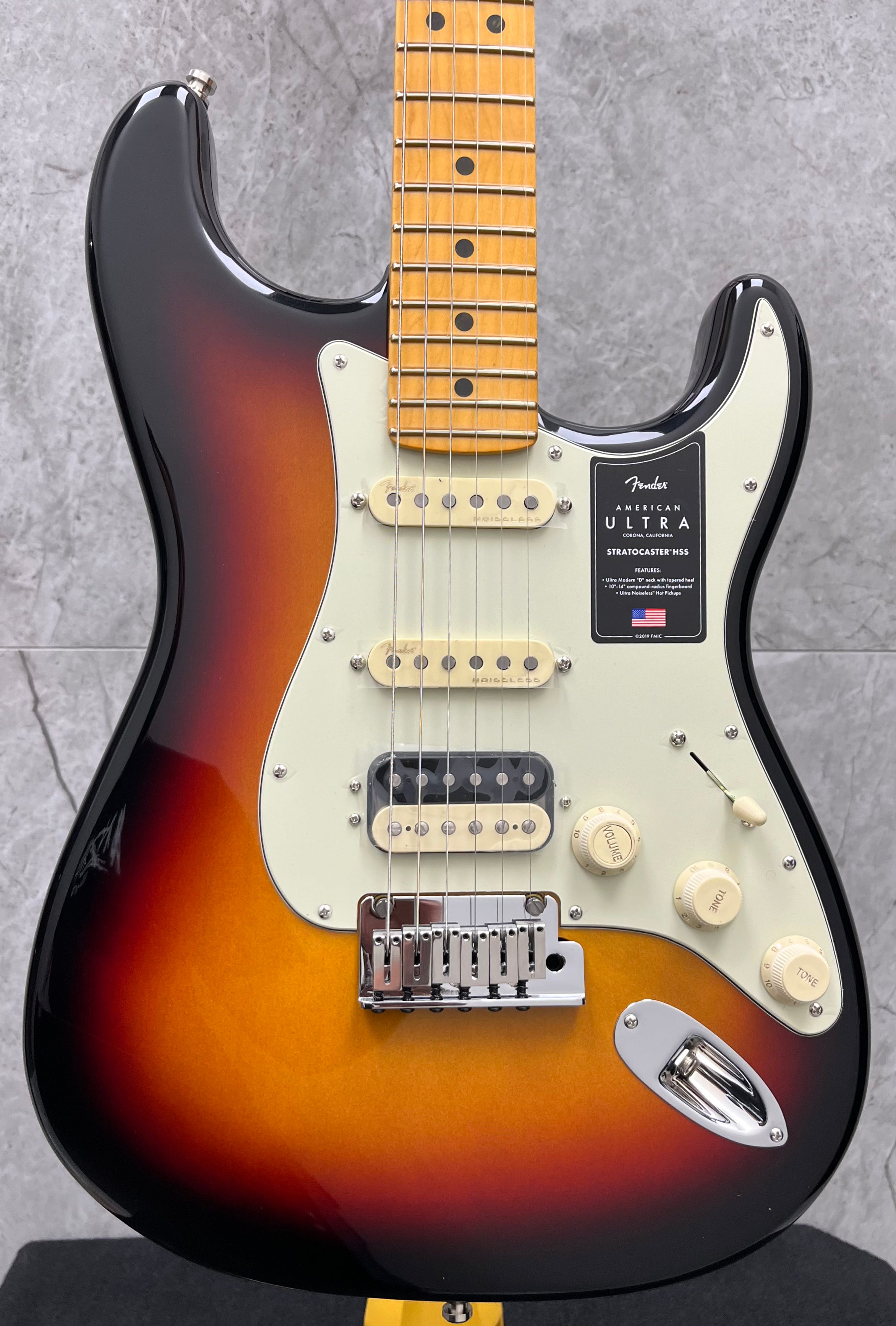 Fender American Ultra Stratocaster HSS Maple Fingerboard Ultraburst 0118022712
