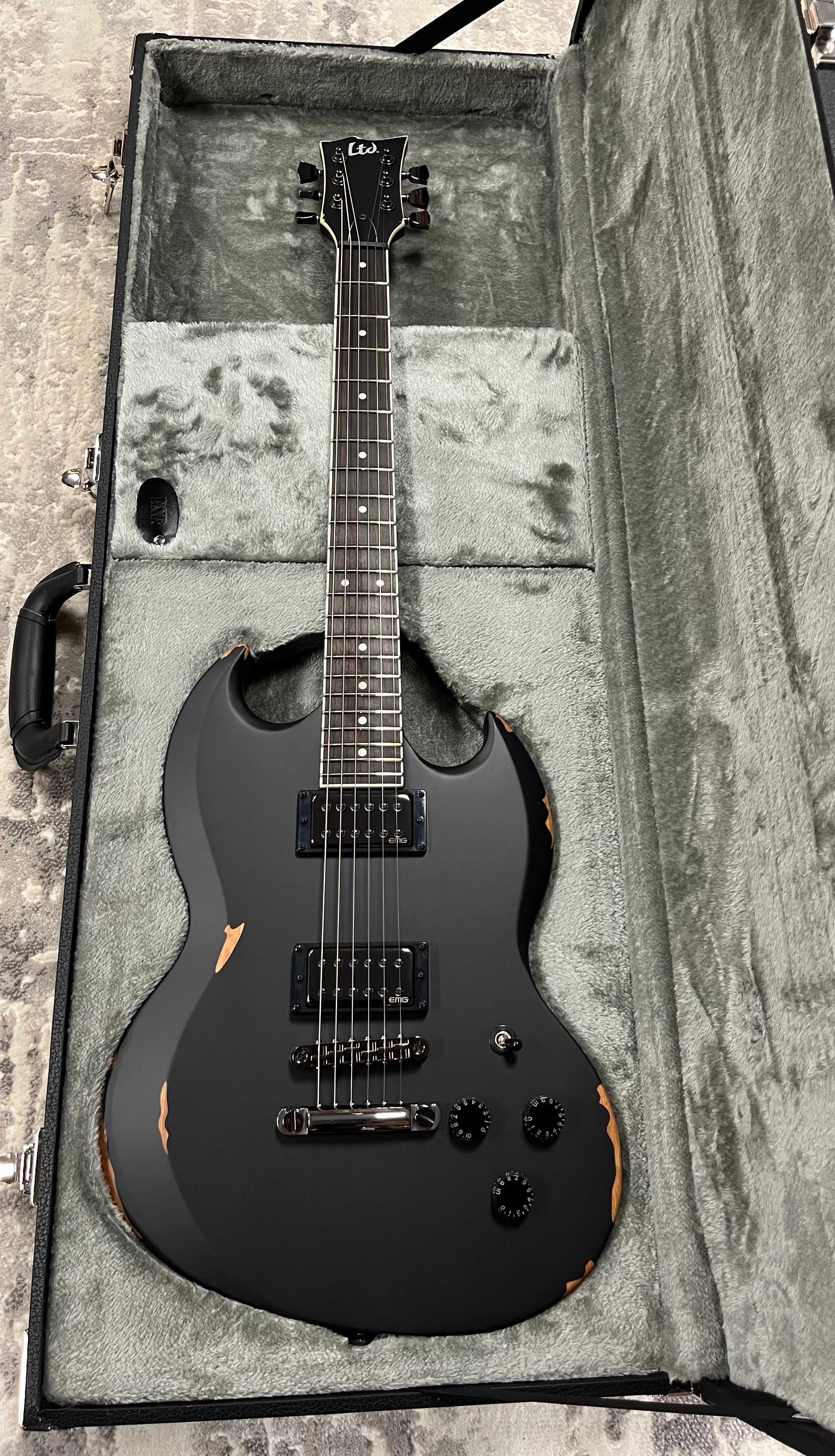 ESP LTD Volsung Lars Frederiksen Electric Guitar, Distressed Black Satin LVOLSUNGDBLKSE SERIAL NUMBER W23071042 - 7.4 LBS