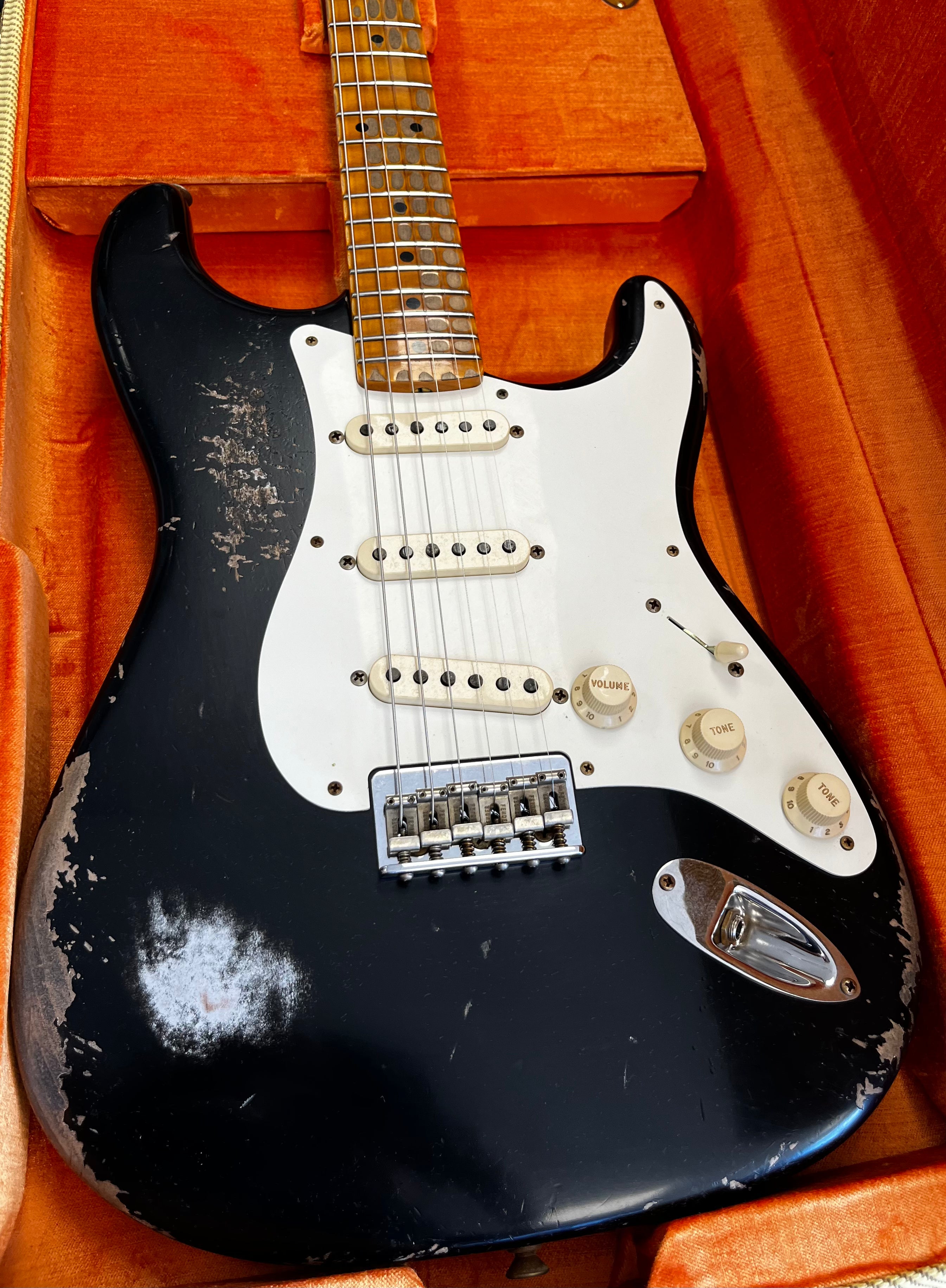 FENDER USA CUSTOM SHOP 1956 Hardtail Stratocaster Heavy Relic Black 9235700225 SERIAL NUMBER CZ2589131 - 6 LBS 15 OZ