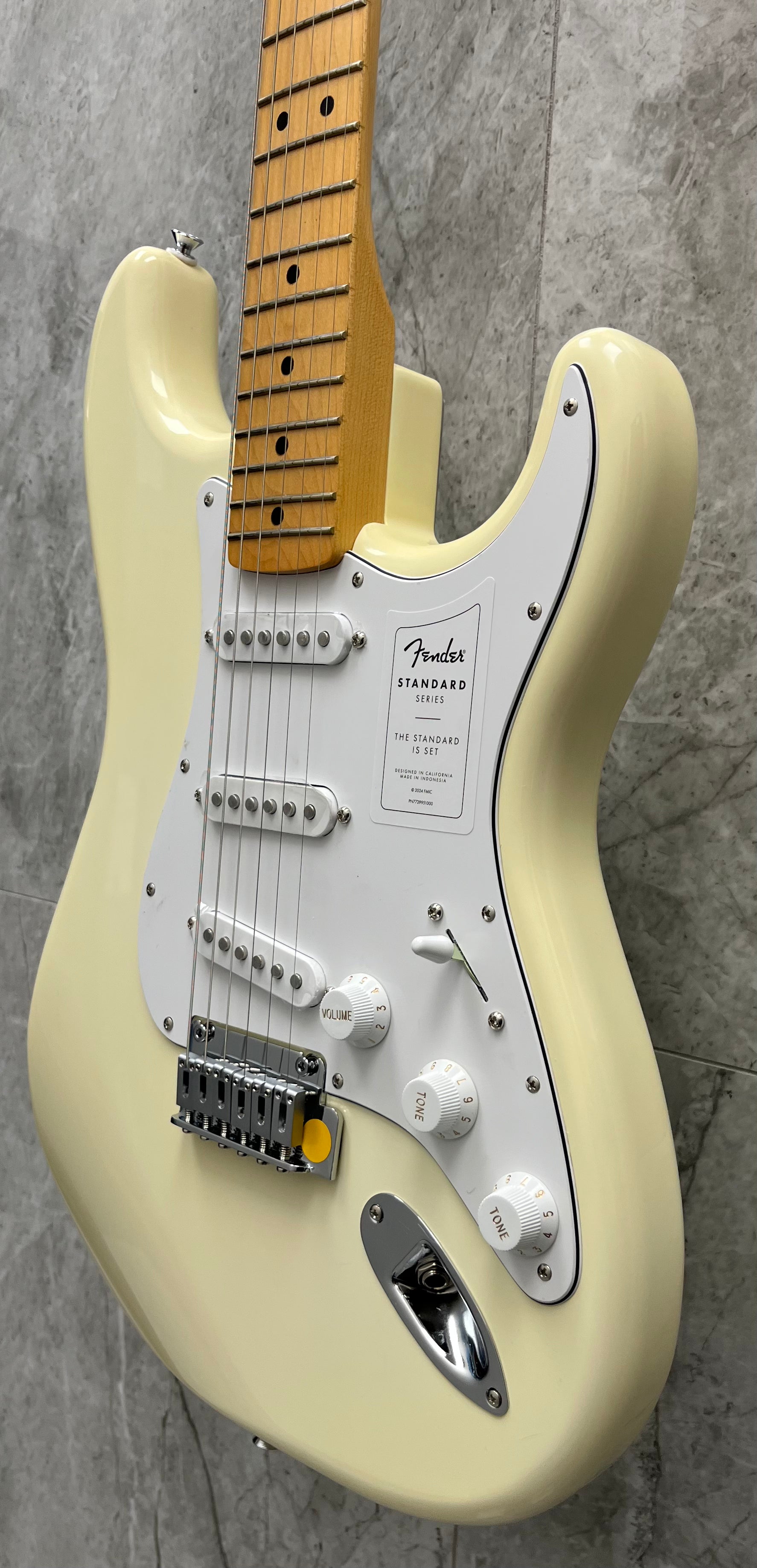 FENDER Standard Stratocaster Maple Fingerboard Olympic White 0266220505 NEW 2025 MODEL