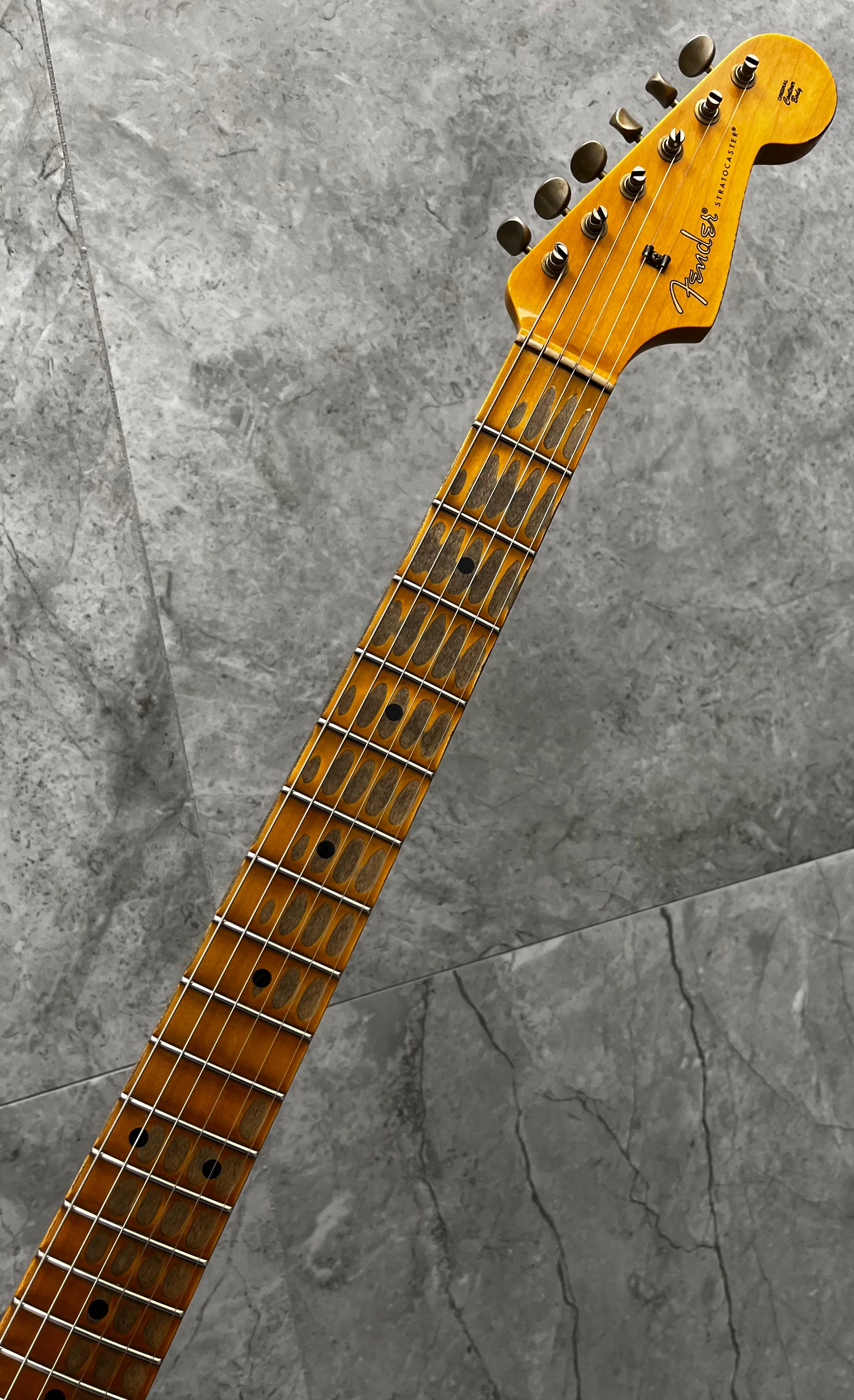 FENDER USA CUSTOM SHOP 1956 Hardtail Stratocaster Heavy Relic Black 9235700225 SERIAL NUMBER CZ2589131 - 6 LBS 15 OZ