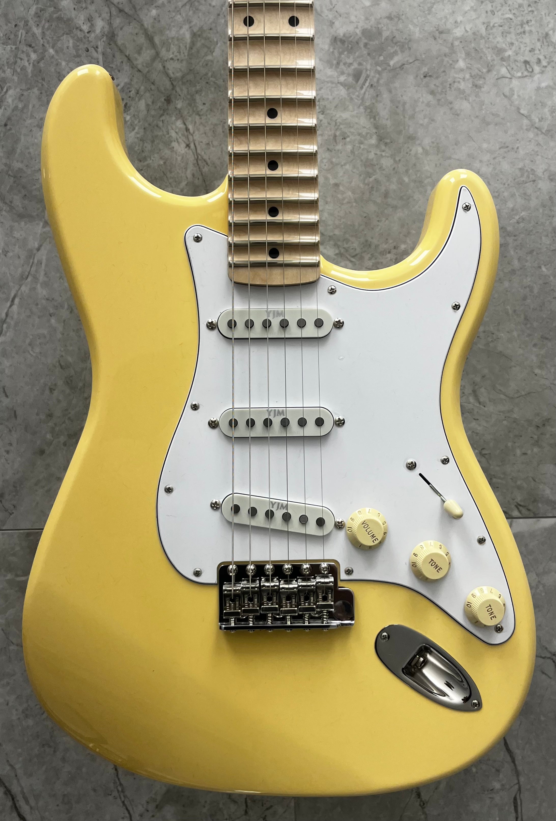 Fender USA Yngwie Malmsteen Stratocaster Scalloped Maple Fingerboard Vintage White 0107112841 SERIAL NUMBER US26049931 - 7 LBS 14 OZ