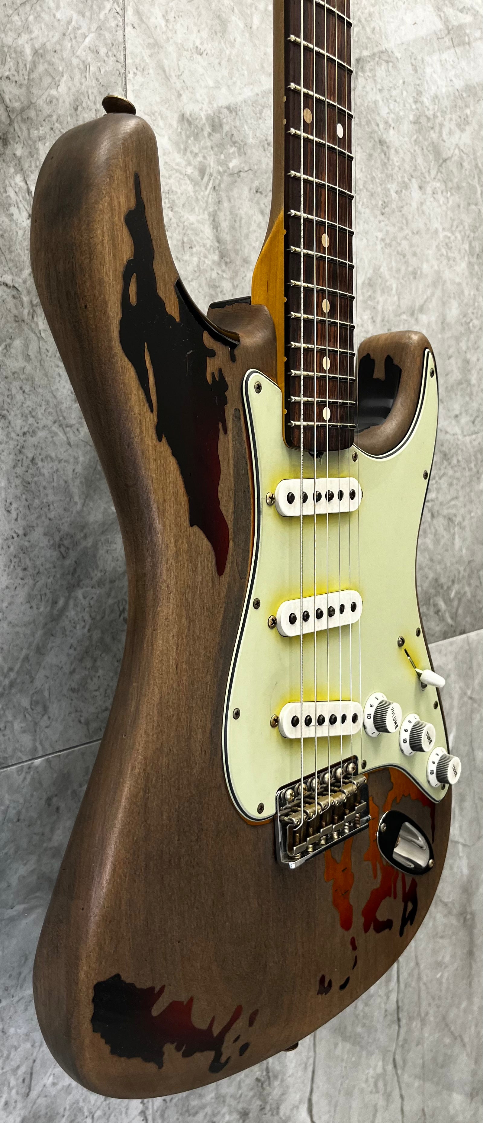 Fender USA Custom Shop Rory Gallagher Signature Stratocaster Relic Rosewood Fingerboard, 3-Color Sunburst 9235001128 SERIAL NUMBER R150379 - 7 LBS 15 OZ