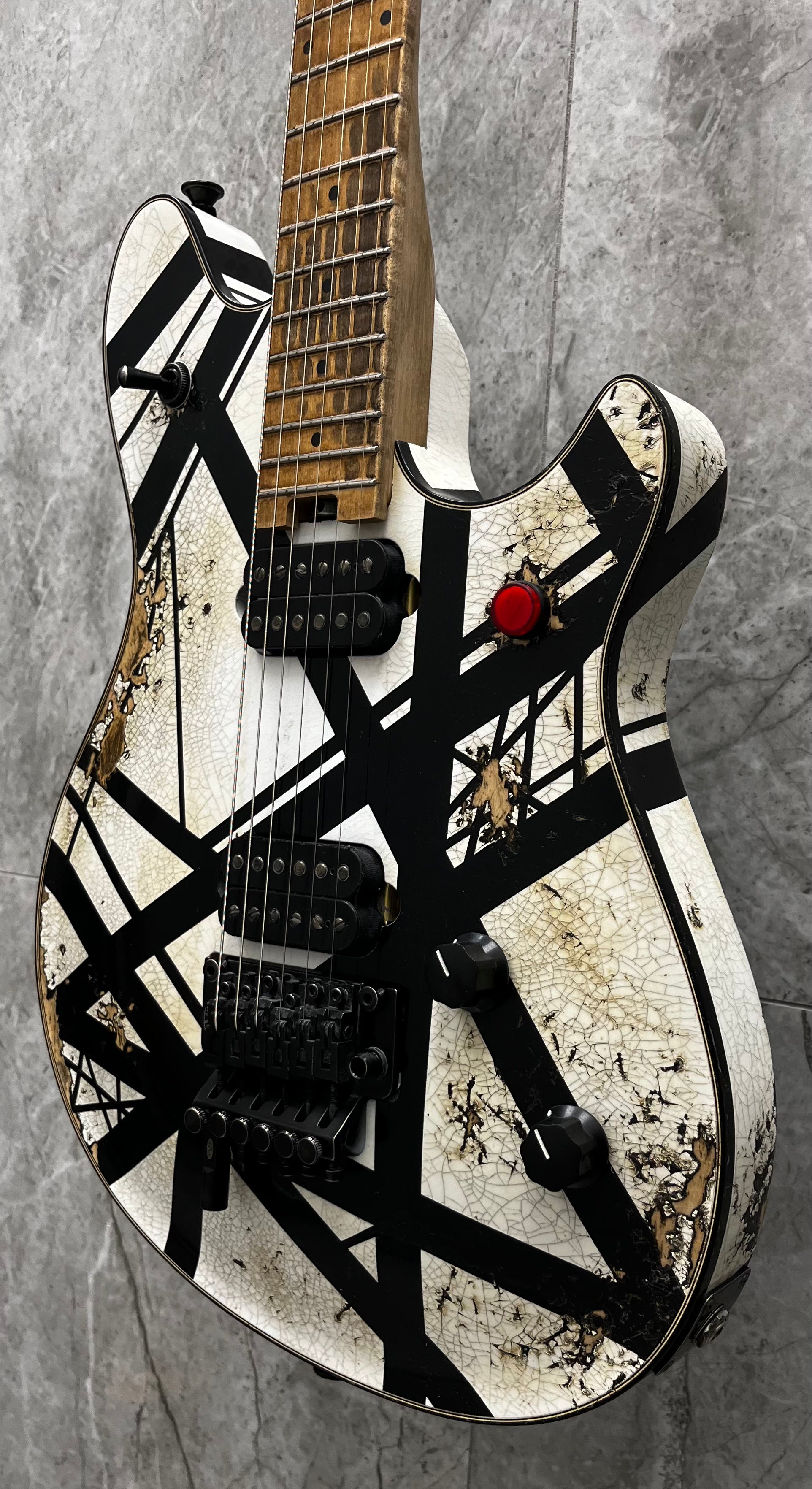 EVH USA CUSTOM SHOP STRIPED RELIC WOLFGANG WHITE / BLACK 5101025093 SERIAL NUMBER WG17791A - 8 LBS 6 OZ